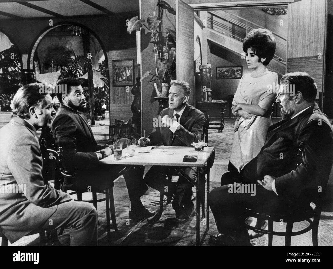 Richard Burton, James Earl Jones, Alec Guinness, Elizabeth Taylor & Peter Ustivov Film: The Comedians (USA/BMU/FR 1967) Charaktere: Brown,Dr. Magiot, Major H. O. Jones, Martha Pineda und Direktorin: Peter Glenville 31 October 1967 **WARNUNG** Dieses Foto ist nur für redaktionelle Zwecke bestimmt und unterliegt dem Copyright von MGM und/oder dem Fotografen, der von der Film- oder Produktionsfirma beauftragt wurde, und kann nur von Publikationen im Zusammenhang mit der Bewerbung des oben genannten Films reproduziert werden. Eine obligatorische Gutschrift an MGM ist erforderlich. Der Fotograf sollte auch bei Bekanntwerden des Fotos gutgeschrieben werden. Es kann keine kommerzielle Nutzung von wi gewährt werden Stockfoto