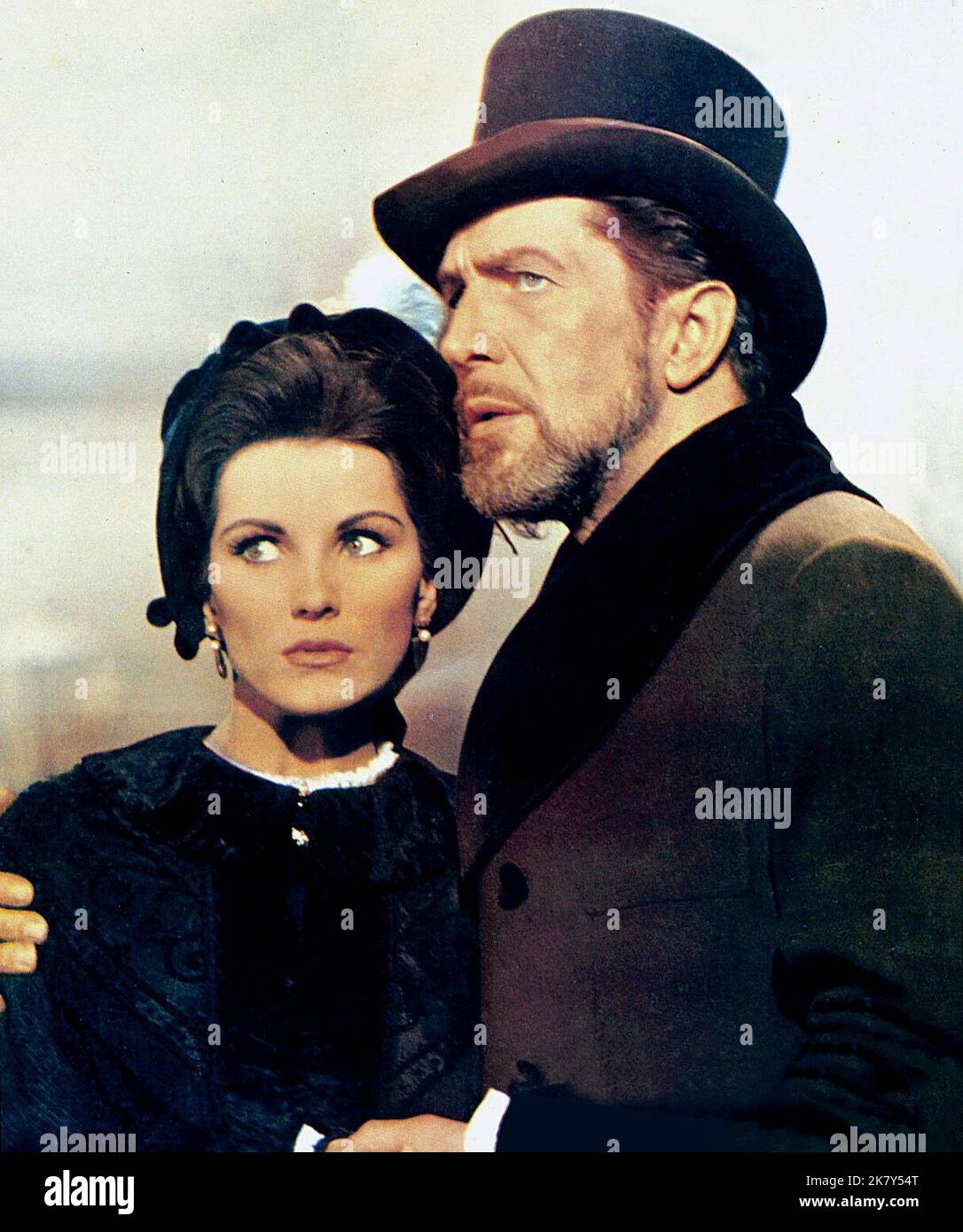 Debra Paget & Vincent Price Film: The Haunted Palace (1962) Charaktere: Ann Ward & Charles Dexter Ward (Joseph Curwen) Regie: Roger Corman 28. August 1963 **WARNUNG** Dieses Foto ist nur für redaktionelle Zwecke bestimmt und unterliegt dem Copyright von AIP und/oder des Fotografen, der von der Film- oder Produktionsfirma beauftragt wurde, und kann nur von Publikationen im Zusammenhang mit der Bewerbung des oben genannten Films reproduziert werden. Eine obligatorische Gutschrift an AIP ist erforderlich. Der Fotograf sollte auch bei Bekanntwerden des Fotos gutgeschrieben werden. Ohne schriftliche Genehmigung der Film Company kann keine kommerzielle Nutzung gewährt werden. Stockfoto