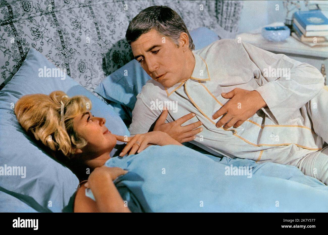 Doris Day & Patrick O'Neal Film: Wo warst du, als die Lichter ausgingen? (USA 1968) Charaktere: Margaret Garrison & / Titel auch: 'Wo warst Du als das Licht Ausging?' Regie: HY Averback 19 June 1968 **WARNUNG** Dieses Foto ist nur für den redaktionellen Gebrauch bestimmt und unterliegt dem Copyright von MGM und/oder dem Fotografen, der von der Film- oder Produktionsfirma beauftragt wurde.Es kann nur von Publikationen im Zusammenhang mit der Bewerbung des oben genannten Films reproduziert werden. Eine obligatorische Gutschrift an MGM ist erforderlich. Der Fotograf sollte auch bei Bekanntwerden des Fotos gutgeschrieben werden. Ohne schriftliche Genehmigung kann keine kommerzielle Nutzung gewährt werden Stockfoto