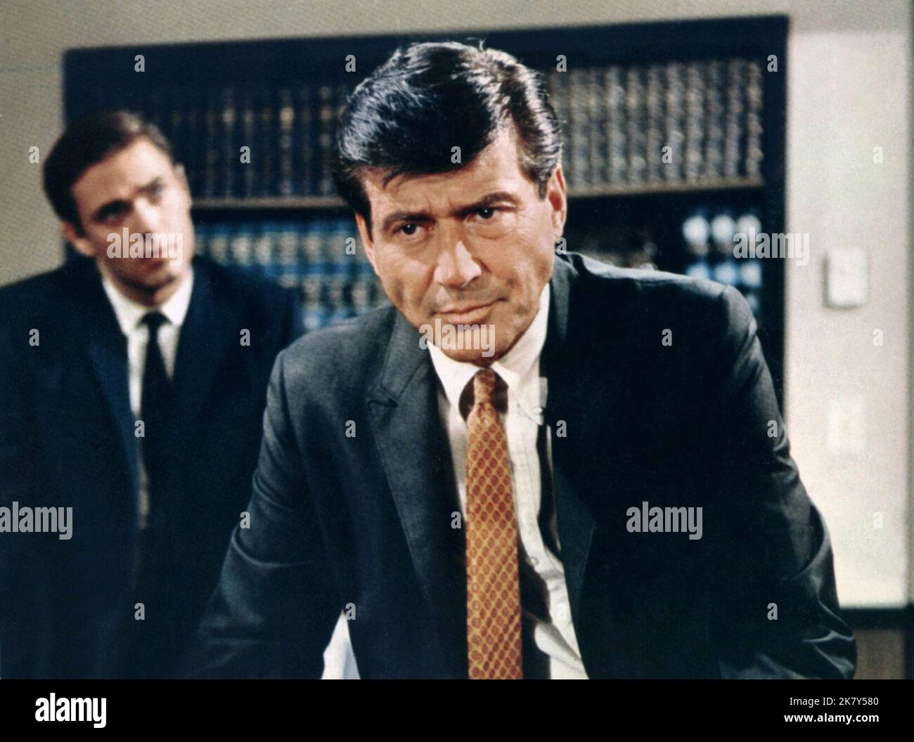 Efrem Zimbalist Junior Fernsehen: Die FBI (TV-Serie) USA 1965-1974, 19. September 1965 **WARNUNG** Dieses Foto ist nur für redaktionelle Verwendung bestimmt und unterliegt dem Copyright von WARNER BROS. DAS FERNSEHEN und/oder der Fotograf, der vom Film- oder Produktionsunternehmen beauftragt wurde und nur durch Publikationen im Zusammenhang mit der Bewerbung des oben genannten Films reproduziert werden kann. Eine obligatorische Gutschrift an WARNER BROS. FERNSEHER ist erforderlich. Der Fotograf sollte auch bei Bekanntwerden des Fotos gutgeschrieben werden. Ohne schriftliche Genehmigung der Film Company kann keine kommerzielle Nutzung gewährt werden. Stockfoto