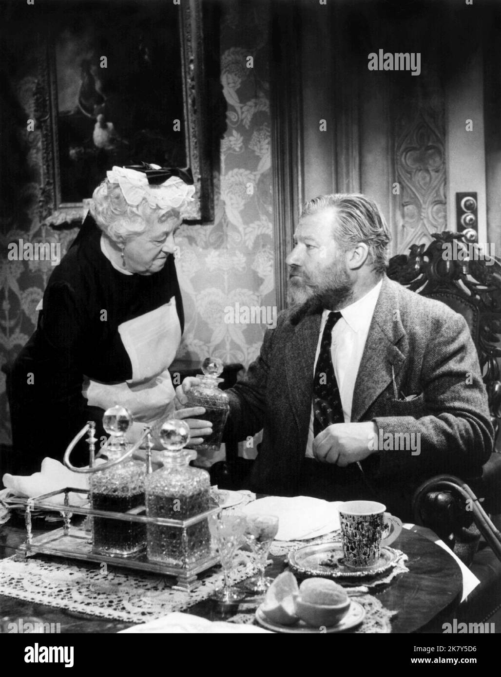 Margaret Rutherford & James Robertson Justice Film: Murder She Said (UK 1961) Charaktere: Miss Jane Marple & Ackenthorpe / Literaturverfilmung (nach dem Buch von Agatha Christie) Regie: George Pollock 26. September 1961 **WARNUNG** Dieses Foto ist nur für redaktionelle Zwecke bestimmt und unterliegt dem Copyright von MGM und/oder dem von der Film- oder Produktionsfirma beauftragten Fotografen und kann nur von Publikationen im Zusammenhang mit der Bewerbung des oben genannten Films reproduziert werden. Eine obligatorische Gutschrift an MGM ist erforderlich. Der Fotograf sollte auch bei Bekanntwerden des Fotos gutgeschrieben werden. Es kann keine kommerzielle Nutzung von wi gewährt werden Stockfoto