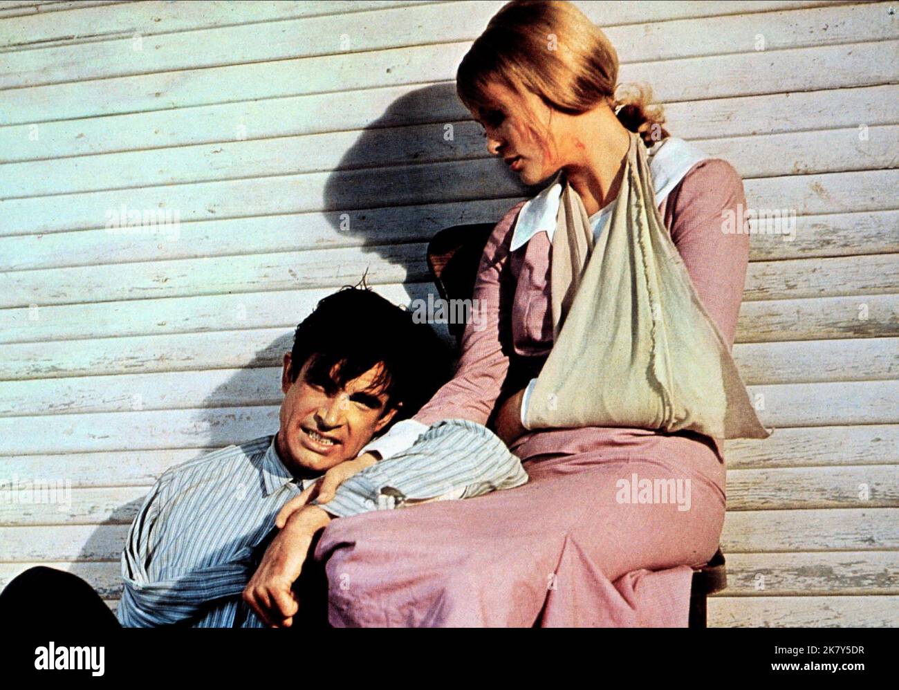 Warren Beatty & Faye Dunaway Film Bonnie and Clyde (USA 1967) Charaktere: Clyde Barrow & Bonnie Parker Regie: Arthur Penn 18. Juli 1967 **WARNUNG** dieses Foto ist nur für redaktionelle Zwecke bestimmt und ist urheberrechtlich geschützt von WARNER BROS. Und/oder dem von der Film- oder Produktionsgesellschaft beauftragten Fotografen und dürfen nur durch Veröffentlichungen in Verbindung mit der Werbung für den oben genannten Film reproduziert werden. Eine obligatorische Gutschrift an WARNER BROS. Ist erforderlich. Der Fotograf sollte ebenfalls angerechnet werden, wenn er bekannt ist. Ohne schriftliche Genehmigung der Film Company kann keine kommerzielle Nutzung gewährt werden. Stockfoto