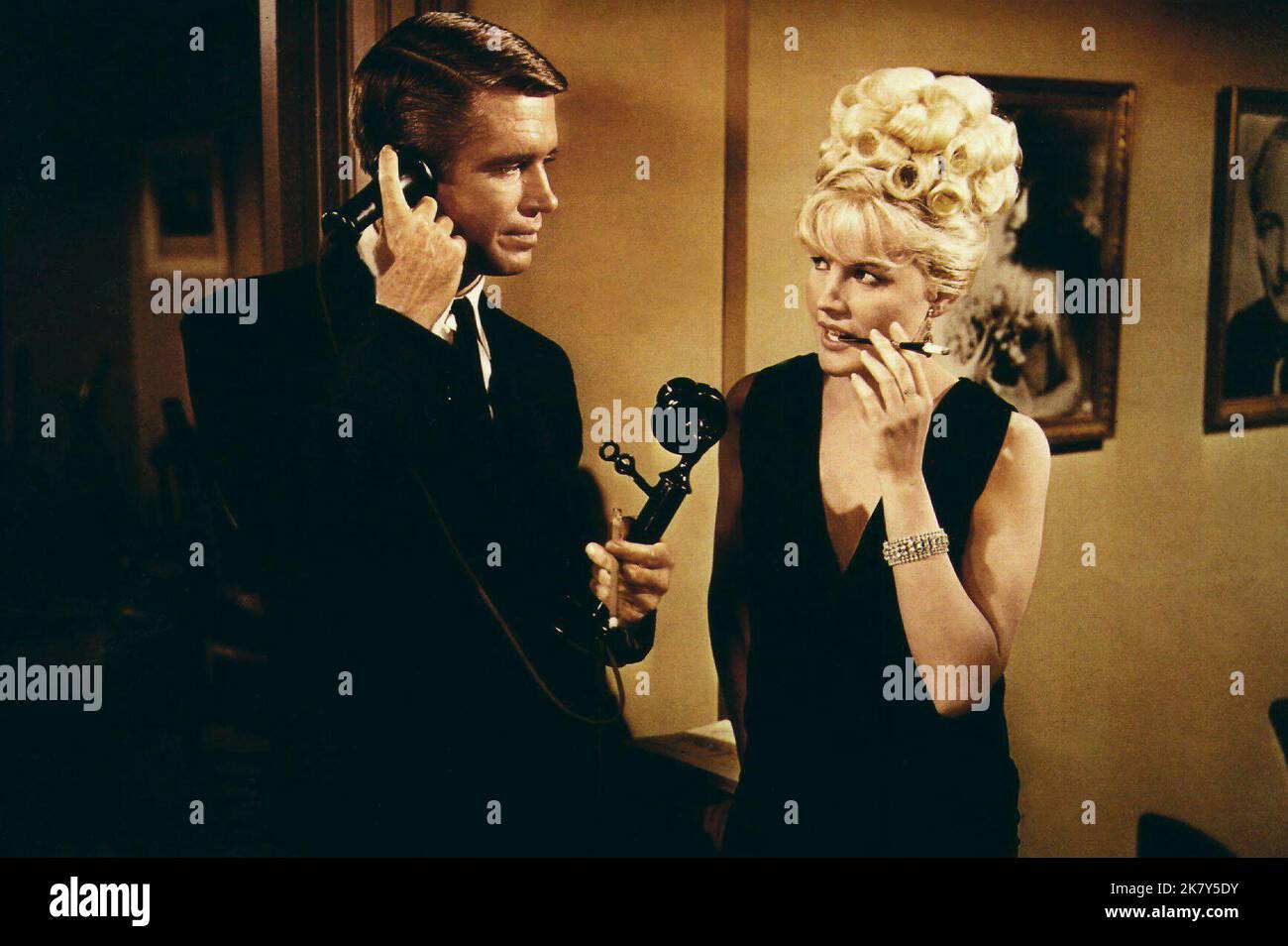 George Peppard & Carroll Baker Film The Carpetbaggers (1960) Charaktere: Jonas Cord & Rina Marlowe Cord Regie: Edward Dmytryk 09. April 1964 **WARNUNG** dieses Foto ist nur für redaktionelle Zwecke bestimmt und unterliegt dem Copyright von PARAMOUNT und/oder dem Fotografen, der von der Film or Production Company zugewiesen wurde. Es kann nur durch Veröffentlichungen in Verbindung mit der Werbung für den oben genannten Film reproduziert werden. Es ist eine obligatorische Gutschrift bis ÜBERGEORDNETEN BETRAG erforderlich. Der Fotograf sollte ebenfalls angerechnet werden, wenn er bekannt ist. Ohne schriftliche Genehmigung der Film Company kann keine kommerzielle Nutzung gewährt werden. Stockfoto