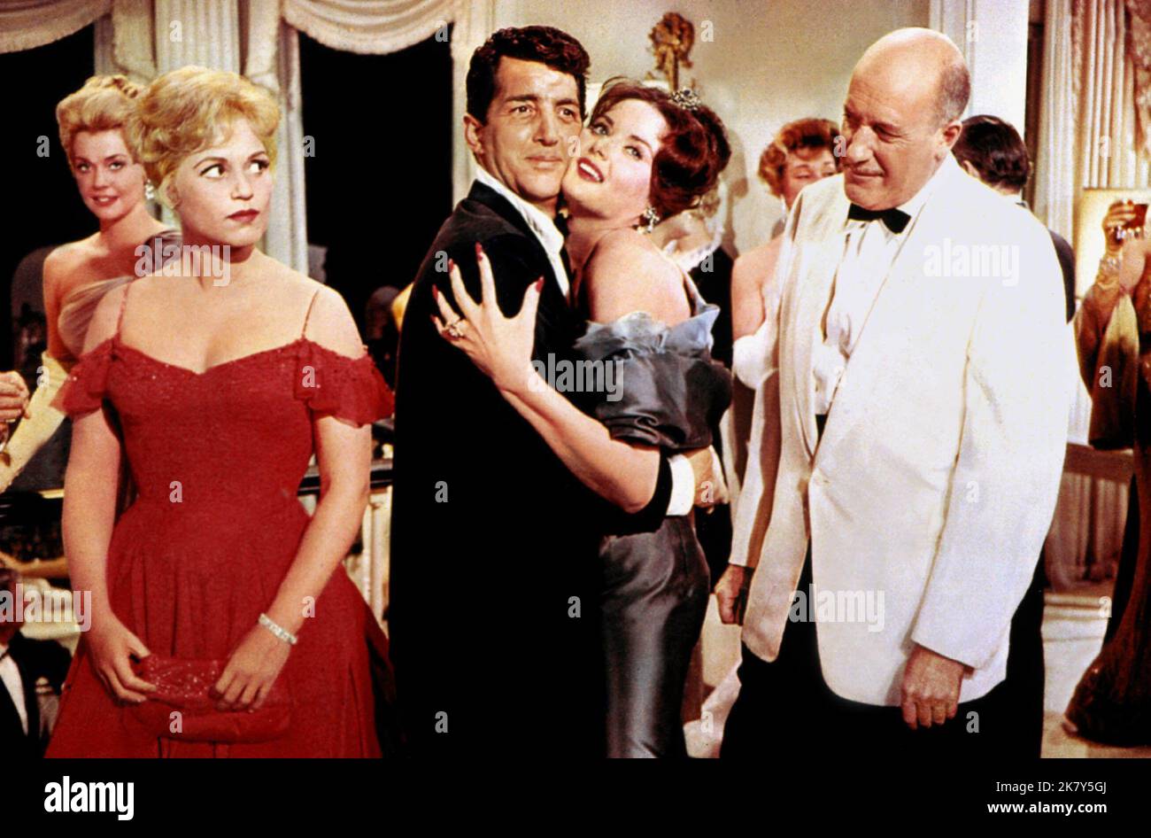 Judy Holliday, Dean Martin, Fred Clark Film Bells Are Ringing (1960) Charaktere: Ella Peterson, Jeffrey Moss, Larry Hastings Regie: Vincente Minnelli 20. Juni 1960 **WARNUNG** dieses Foto ist nur für redaktionelle Zwecke bestimmt und unterliegt dem Copyright von MGM und/oder dem Fotografen, der von der Film or Production Company zugewiesen wurde. Eine obligatorische Gutschrift an MGM ist erforderlich. Der Fotograf sollte ebenfalls angerechnet werden, wenn er bekannt ist. Ohne schriftliche Genehmigung der Film Company kann keine kommerzielle Nutzung gewährt werden. Stockfoto