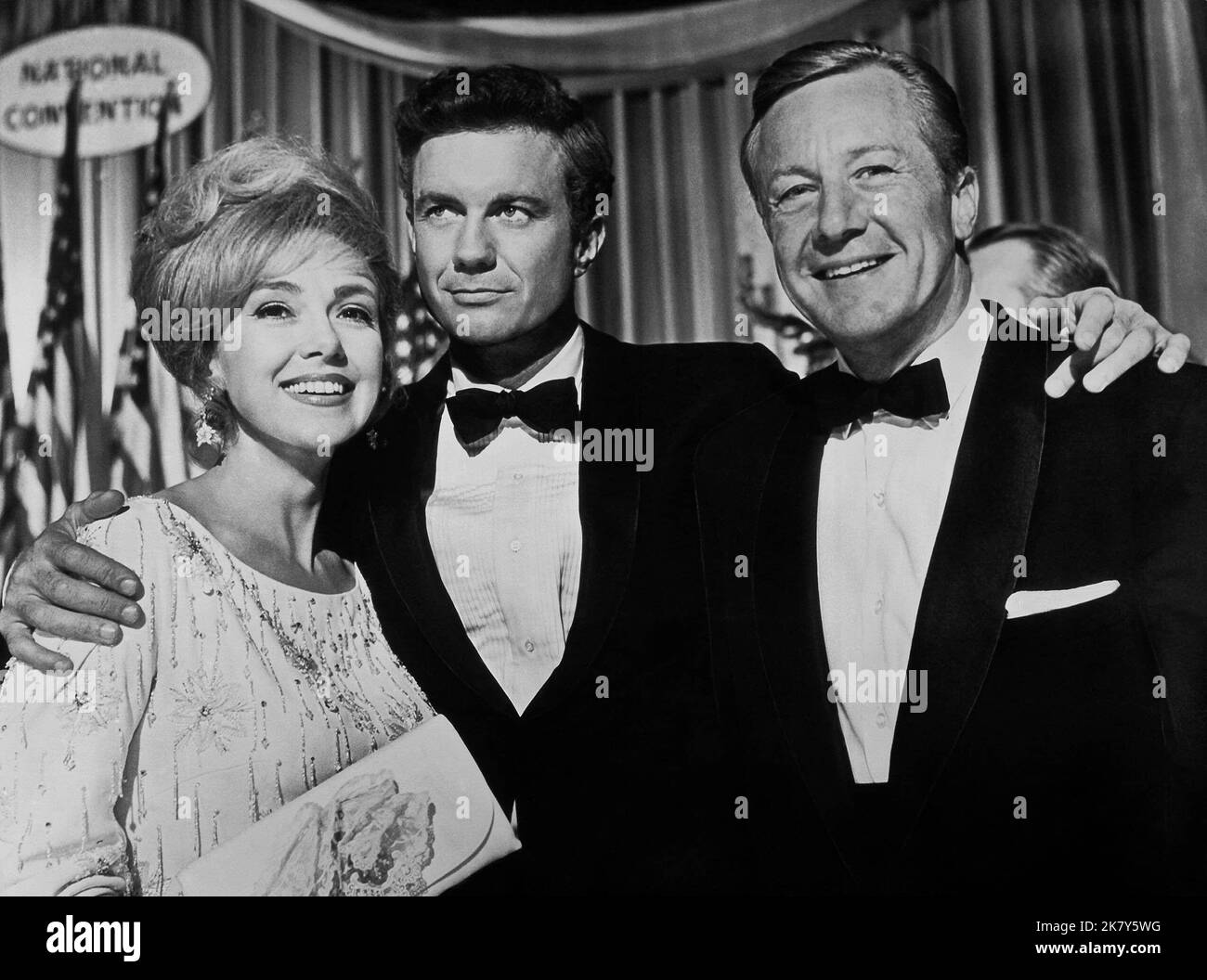 Edie Adams, Cliff Robertson & Gene Raymond Film: Der Beste Mann (1969) Charaktere: Mabel Cantwell,Joe Cantwell & Don Cantwell Regie: Franklin J. Schaffner 05 April 1964 **WARNUNG** Dieses Foto ist nur für redaktionelle Verwendung bestimmt und unterliegt dem Copyright von UNITED ARTISTS und/oder dem von der Film- oder Produktionsfirma beauftragten Fotografen und kann nur durch Publikationen im Zusammenhang mit der Bewerbung des oben genannten Films reproduziert werden. Eine obligatorische Gutschrift für UNITED ARTISTS ist erforderlich. Der Fotograf sollte auch bei Bekanntwerden des Fotos gutgeschrieben werden. Eine kommerzielle Nutzung kann ohne schriftliche Genehmigung des nicht gewährt werden Stockfoto