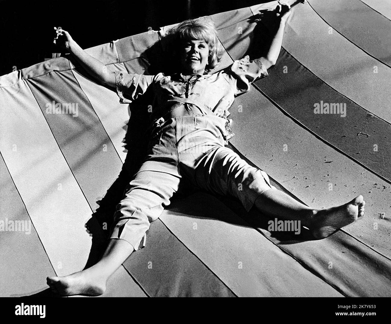 Doris Day Film Send Me No Flowers (USA 1964) Charaktere: Judy Regie: Norman Jewison 14. Oktober 1964 **WARNUNG** dieses Foto ist nur für redaktionelle Zwecke bestimmt und unterliegt dem Urheberrecht von UNIVERSAL PICTURES und/oder dem Fotografen, der von der Film- oder Produktionsgesellschaft beauftragt wurde. Es kann nur durch Veröffentlichungen in Verbindung mit der Werbung für den oben genannten Film reproduziert werden. Eine obligatorische Gutschrift für UNIVERSELLE BILDER ist erforderlich. Der Fotograf sollte ebenfalls angerechnet werden, wenn er bekannt ist. Ohne schriftliche Genehmigung der Film Company kann keine kommerzielle Nutzung gewährt werden. Stockfoto