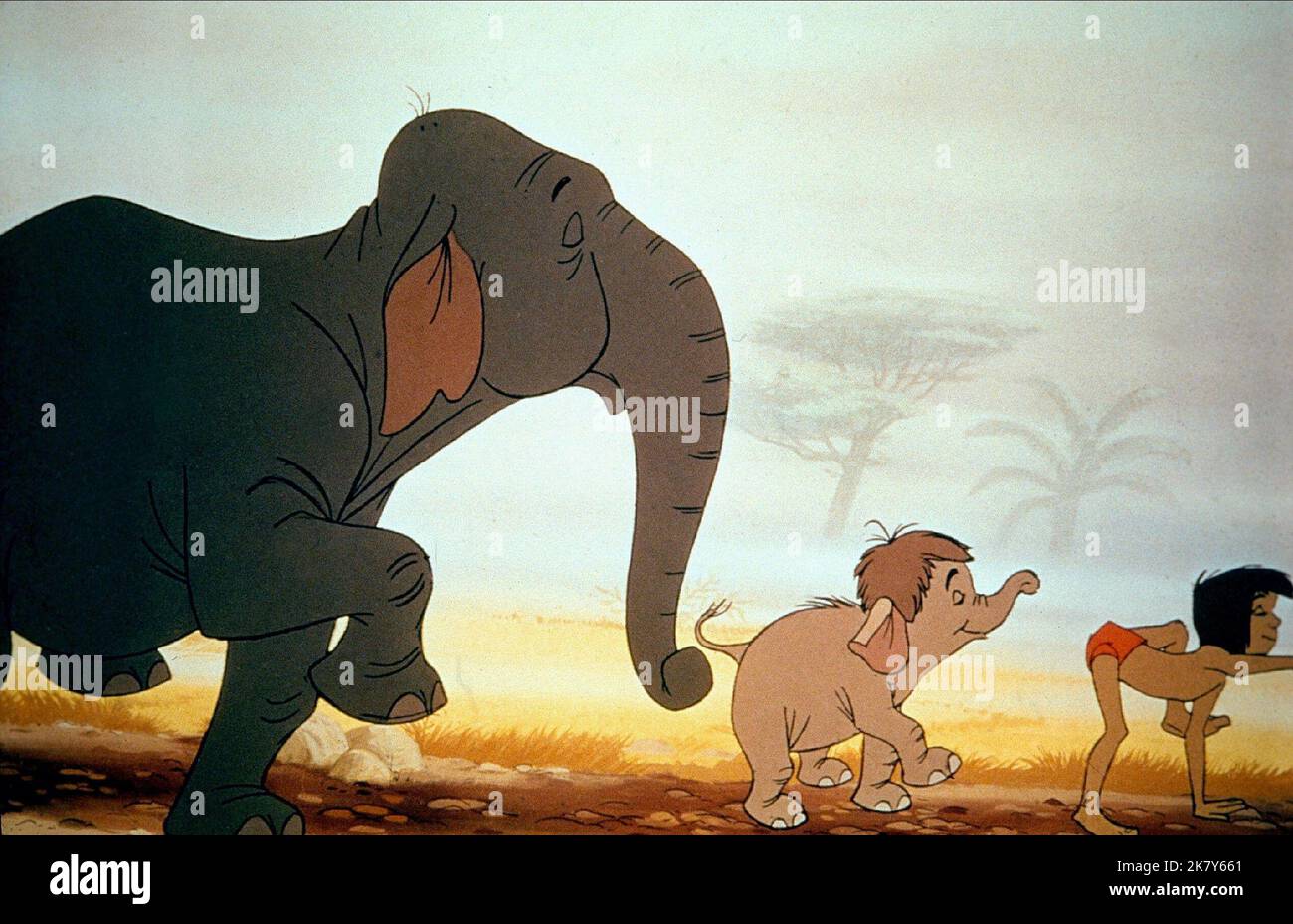 Colonel Hathi, Baby & Mowgli Film: The Jungle Book (USA 1967) Charaktere: , & Mowgli Regie: Wolfgang Reitherman 18. Oktober 1967 **WARNUNG** Dieses Foto ist nur für redaktionelle Zwecke bestimmt und unterliegt dem Copyright von DISNEY und/oder dem von der Film- oder Produktionsfirma beauftragten Fotografen und kann nur von Publikationen im Zusammenhang mit der Bewerbung des oben genannten Films reproduziert werden. Eine obligatorische Gutschrift an DISNEY ist erforderlich. Der Fotograf sollte auch bei Bekanntwerden des Fotos gutgeschrieben werden. Ohne schriftliche Genehmigung der Film Company kann keine kommerzielle Nutzung gewährt werden. Stockfoto