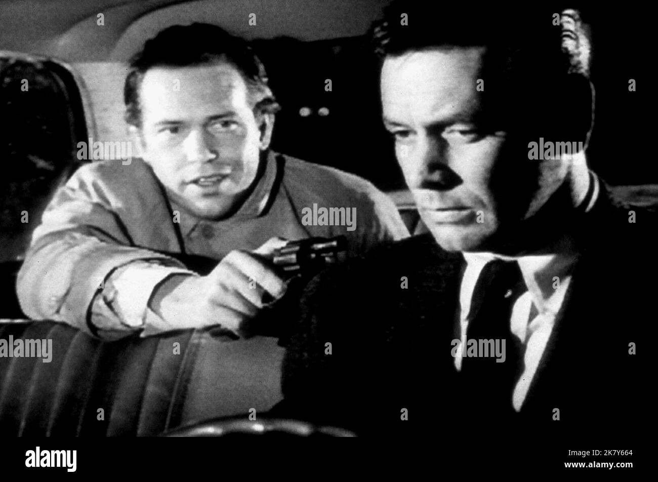 Warren Oates & David Janssen Television: The Fugitive (TV-Serie) Charaktere: Richard Kimble USA 1963-1967, 17. September 1963 **WARNUNG** dieses Foto ist nur für redaktionelle Zwecke bestimmt und unterliegt dem Urheberrecht von UNITED ARTISTS TELEVISION und/oder dem Fotografen, der von der Film or Production Company zugewiesen wurde. Es ist ein obligatorisches Guthaben für UNITED ARTISTS TELEVISION erforderlich. Der Fotograf sollte ebenfalls angerechnet werden, wenn er bekannt ist. Ohne schriftliche Genehmigung der Film Company kann keine kommerzielle Nutzung gewährt werden. Stockfoto