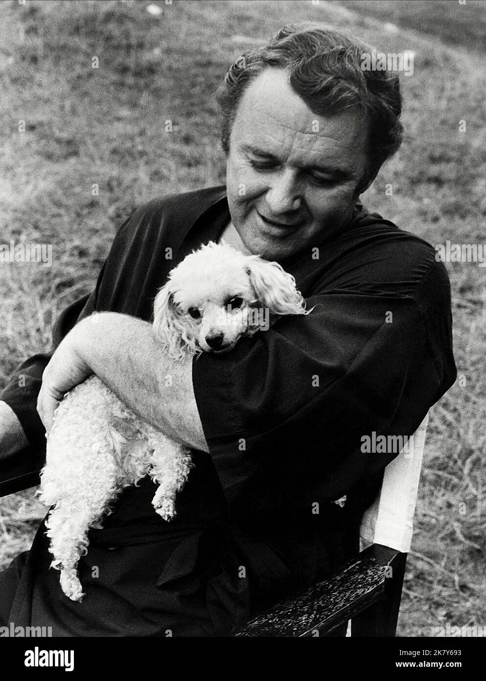 Rod Steiger & Poodle Dog Film: Three into Two Won't Go (1960) Charaktere: Steve Howard & Regie: Peter Hall 02 July 1969 **WARNUNG** Dieses Foto ist nur für redaktionelle Verwendung bestimmt und unterliegt dem Copyright von UNIVERSAL und/oder dem Fotografen, der von der Film- oder Produktionsfirma beauftragt wurde und darf nur von Publikationen im Zusammenhang mit der Bewerbung des oben genannten Films reproduziert werden. Eine obligatorische Gutschrift an UNIVERSAL ist erforderlich. Der Fotograf sollte auch bei Bekanntwerden des Fotos gutgeschrieben werden. Ohne schriftliche Genehmigung der Film Company kann keine kommerzielle Nutzung gewährt werden. Stockfoto