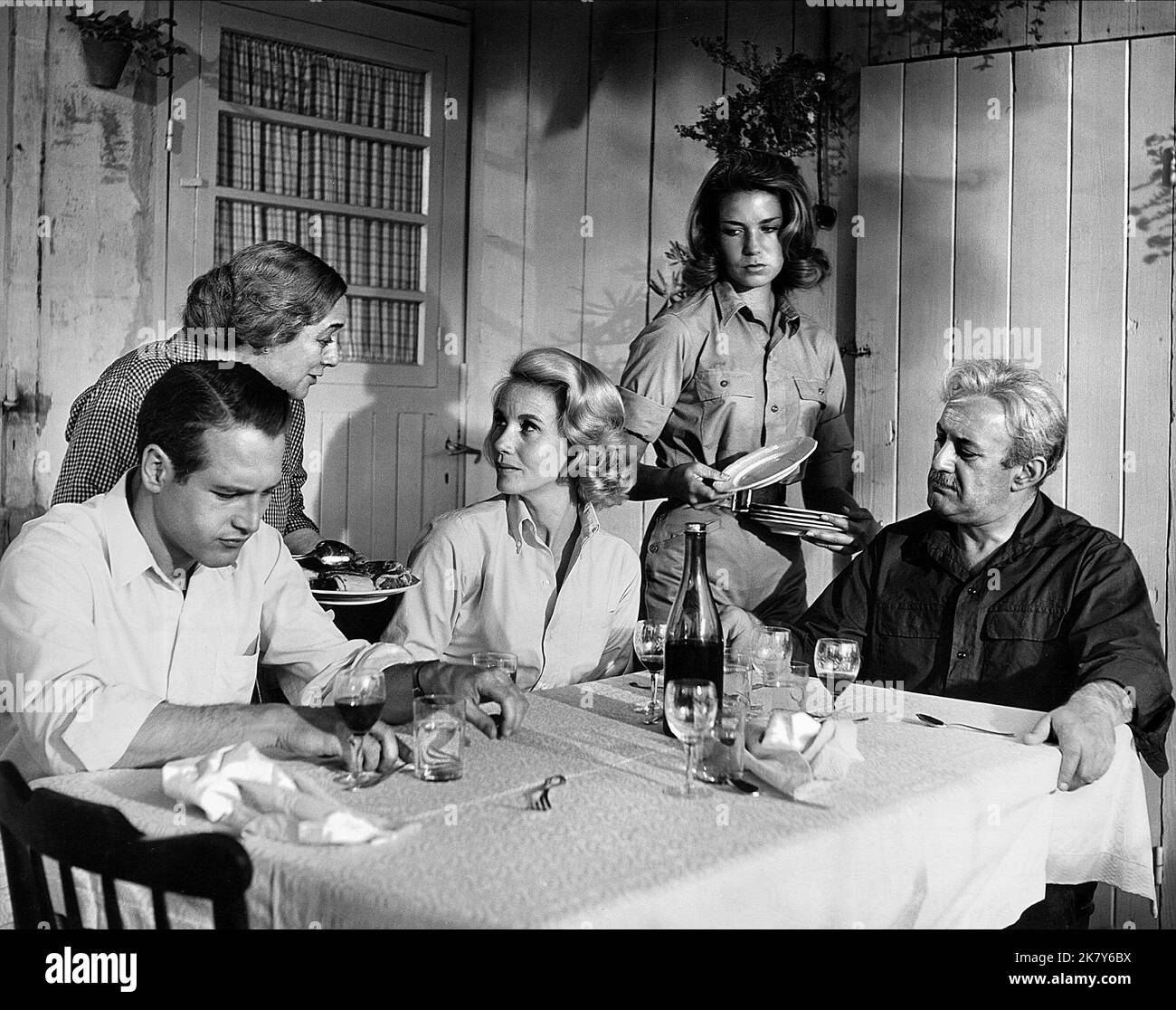 Paul Newman, Betty Walker, Alexandra Stewart, Lee J. Cobb Film: Exodus (USA 1960) Charaktere: Ari Ben Canaan,Sarah,Jordana Ben Canaan,Barak Ben Canaan / Literaturverfilmung (nach dem Buch von Leon URIs) Regie: Otto Preminger 15 December 1960 **WARNUNG** Dieses Foto ist nur für redaktionelle Verwendung bestimmt und unterliegt dem Copyright von UNITED ARTISTS und/oder dem von der Film- oder Produktionsgesellschaft beauftragten Fotografen und kann nur durch Publikationen im Zusammenhang mit der Bewerbung des oben genannten Films reproduziert werden. Eine obligatorische Gutschrift für UNITED ARTISTS ist erforderlich. Der Fotograf sollte ebenfalls mit wh Stockfoto