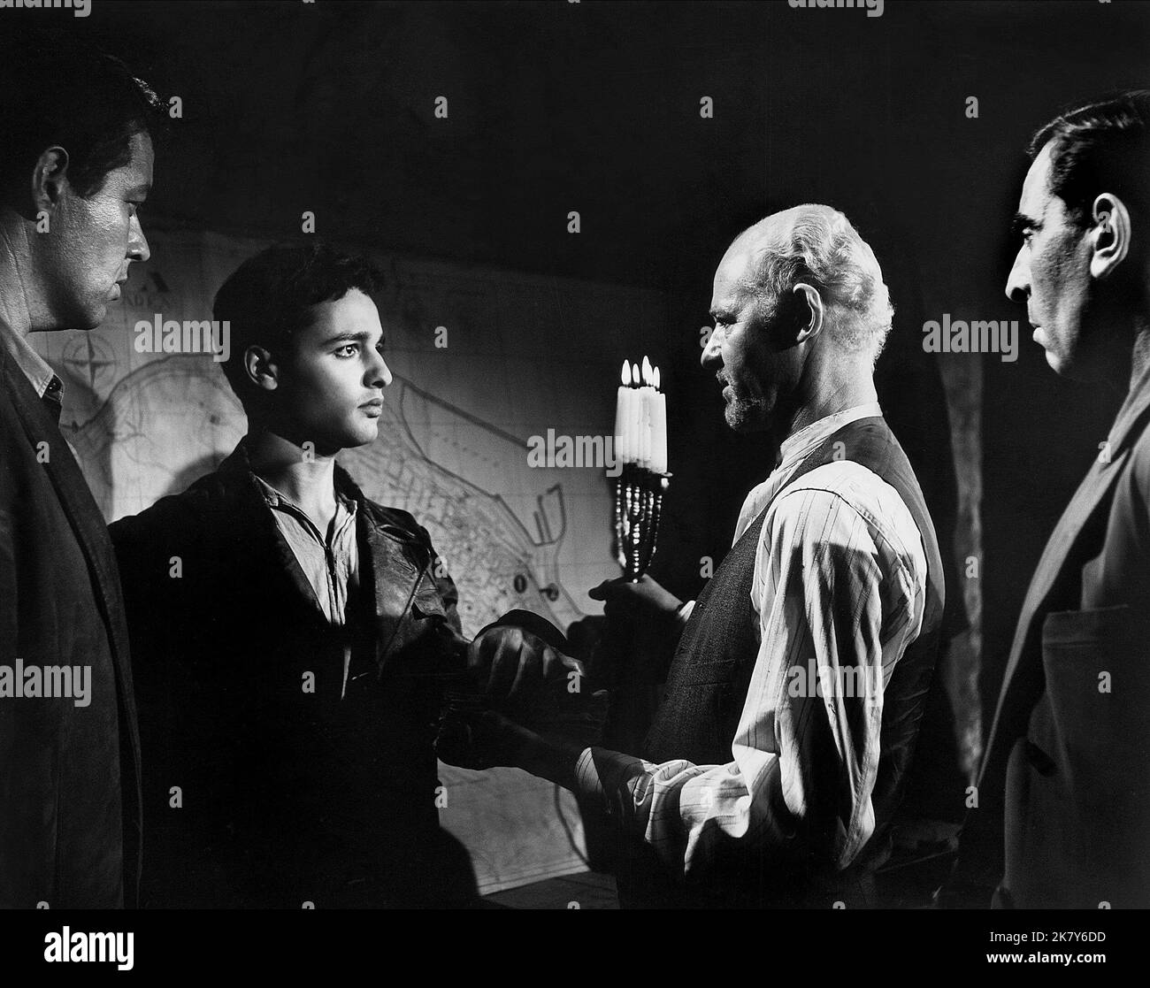 Sal Mineo & David Opatoshu Film: Exodus (USA 1960) Charaktere: Dov Landau & Akiva Ben Canaan / Literaturverfilmung (nach dem Buch von Leon URIs) Regie: Otto Preminger 15 December 1960 **WARNUNG** Dieses Foto ist nur für redaktionelle Verwendung bestimmt und unterliegt dem Copyright von UNITED ARTISTS und/oder dem von der Film- oder Produktionsgesellschaft beauftragten Fotografen und kann nur durch Publikationen im Zusammenhang mit der Bewerbung des oben genannten Films reproduziert werden. Eine obligatorische Gutschrift für UNITED ARTISTS ist erforderlich. Der Fotograf sollte auch bei Bekanntwerden des Fotos gutgeschrieben werden. Ohne schriftliche Genehmigung kann keine kommerzielle Nutzung gewährt werden Stockfoto