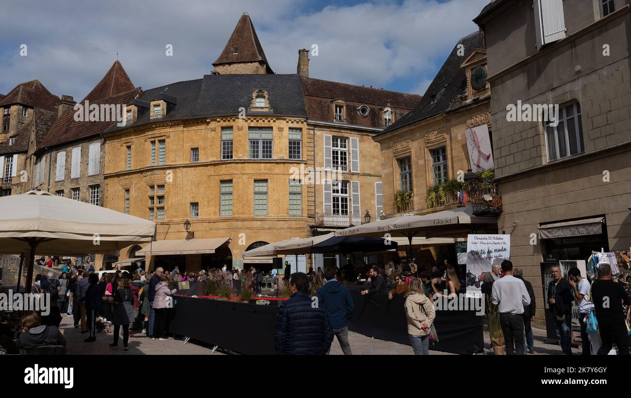 Eine Oldtimer- und Fahrradshow im Gange, Sonnenschein und Müllerei in Sarlat-la-Caneda, einer gut erhaltenen mittelalterlichen Stadt aus dem 14.. Jahrhundert in Dordogne Stockfoto