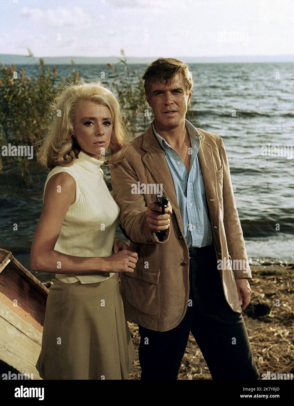 Inger Stevens & George Peppard Film: House Of Cards (1968) Charaktere: Anne & Reno Davis Regie: John Guillermin 18 October 1968 **WARNUNG** Dieses Foto ist nur für den redaktionellen Gebrauch bestimmt und unterliegt dem Copyright von UNIVERSAL und/oder dem Fotografen, der von der Film- oder Produktionsfirma beauftragt wurde und darf nur von Publikationen im Zusammenhang mit der Bewerbung des oben genannten Films reproduziert werden. Eine obligatorische Gutschrift an UNIVERSAL ist erforderlich. Der Fotograf sollte auch bei Bekanntwerden des Fotos gutgeschrieben werden. Ohne schriftliche Genehmigung der Film Company kann keine kommerzielle Nutzung gewährt werden. Stockfoto