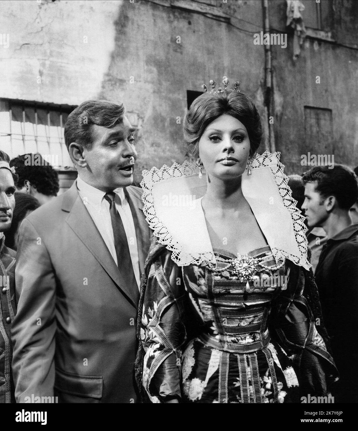 Clark Gable & Sophia Loren Film: Es begann in Neapel (USA 1960) Charaktere: Michael Hamilton & Lucia Curcio Regie: Melville Shavelson 07 August 1960 **WARNUNG** Dieses Foto ist nur für redaktionelle Zwecke bestimmt und unterliegt dem Copyright von PARAMOUNT und/oder des Fotografen, der von der Film- oder Produktionsfirma beauftragt wurde, und kann nur durch Publikationen im Zusammenhang mit der Bewerbung des oben genannten Films reproduziert werden. Eine obligatorische Gutschrift an PARAMOUNT ist erforderlich. Der Fotograf sollte auch bei Bekanntwerden des Fotos gutgeschrieben werden. Ohne schriftliche Genehmigung der Film Company kann keine kommerzielle Nutzung gewährt werden. Stockfoto