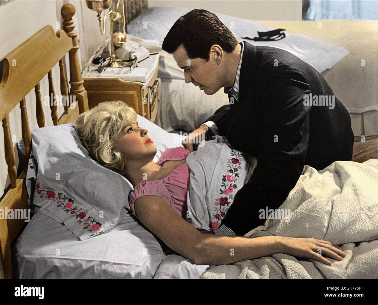 Doris Day & James Garner Film: The Thrill of IT All (USA 1963) Charaktere: Beverly Boyer & Dr. Gerald Boyer Regie: Norman Jewison 17 July 1963 **WARNUNG** Dieses Foto ist nur für den redaktionellen Gebrauch bestimmt und unterliegt dem Copyright von UNIVERSAL INT. Und/oder den Fotografen, der vom Film- oder Produktionsunternehmen beauftragt wurde und nur durch Publikationen im Zusammenhang mit der Bewerbung des oben genannten Films reproduziert werden kann. Eine obligatorische Gutschrift an UNIVERSAL INT. Ist erforderlich. Der Fotograf sollte auch bei Bekanntwerden des Fotos gutgeschrieben werden. Ohne schriftliche Genehmigung der Film Company kann keine kommerzielle Nutzung gewährt werden. Stockfoto