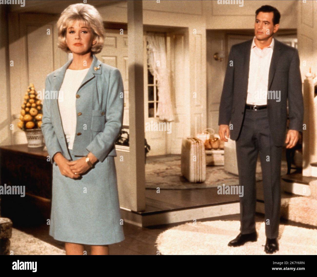 Doris Day & Rock Hudson Film Send Me No Flowers (USA 1964) Charaktere: Judy & George Regie: Norman Jewison 14. Oktober 1964 **WARNUNG** dieses Foto ist nur für redaktionelle Zwecke bestimmt und unterliegt dem Urheberrecht von UNIVERSAL PICTURES und/oder dem Fotografen, der von der Film or Production Company zugewiesen wurde. Es kann nur durch Veröffentlichungen in Verbindung mit der Werbung für den oben genannten Film reproduziert werden. Eine obligatorische Gutschrift für UNIVERSELLE BILDER ist erforderlich. Der Fotograf sollte ebenfalls angerechnet werden, wenn er bekannt ist. Ohne schriftliche Genehmigung der Film Company kann keine kommerzielle Nutzung gewährt werden. Stockfoto