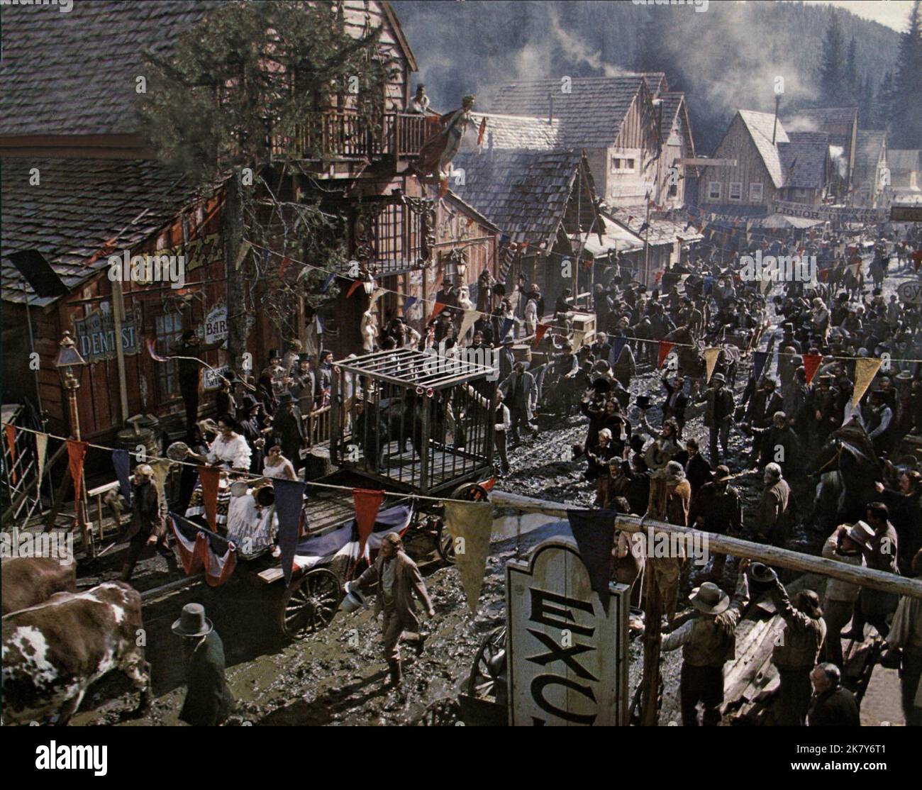 WESTERN Street Scene Film: Paint Your Wagon (USA 1969) Regie: Joshua Logan 15 October 1969 **WARNUNG** Dieses Foto ist nur für redaktionelle Zwecke bestimmt und unterliegt dem Copyright von PARAMOUNT und/oder des Fotografen, der von der Film- oder Produktionsfirma beauftragt wurde.Es kann nur von Publikationen im Zusammenhang mit der Bewerbung des oben genannten Films reproduziert werden. Eine obligatorische Gutschrift an PARAMOUNT ist erforderlich. Der Fotograf sollte auch bei Bekanntwerden des Fotos gutgeschrieben werden. Ohne schriftliche Genehmigung der Film Company kann keine kommerzielle Nutzung gewährt werden. Stockfoto