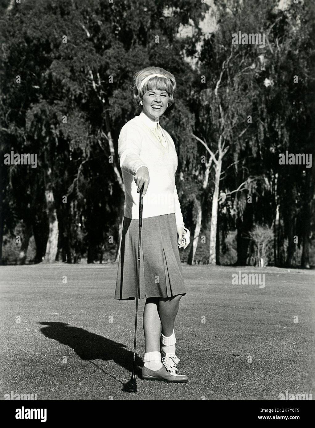 Doris Day Film Send Me No Flowers (USA 1964) Charaktere: Judy Regie: Norman Jewison 14. Oktober 1964 **WARNUNG** dieses Foto ist nur für redaktionelle Zwecke bestimmt und unterliegt dem Urheberrecht von UNIVERSAL PICTURES und/oder dem Fotografen, der von der Film- oder Produktionsgesellschaft beauftragt wurde. Es kann nur durch Veröffentlichungen in Verbindung mit der Werbung für den oben genannten Film reproduziert werden. Eine obligatorische Gutschrift für UNIVERSELLE BILDER ist erforderlich. Der Fotograf sollte ebenfalls angerechnet werden, wenn er bekannt ist. Ohne schriftliche Genehmigung der Film Company kann keine kommerzielle Nutzung gewährt werden. Stockfoto