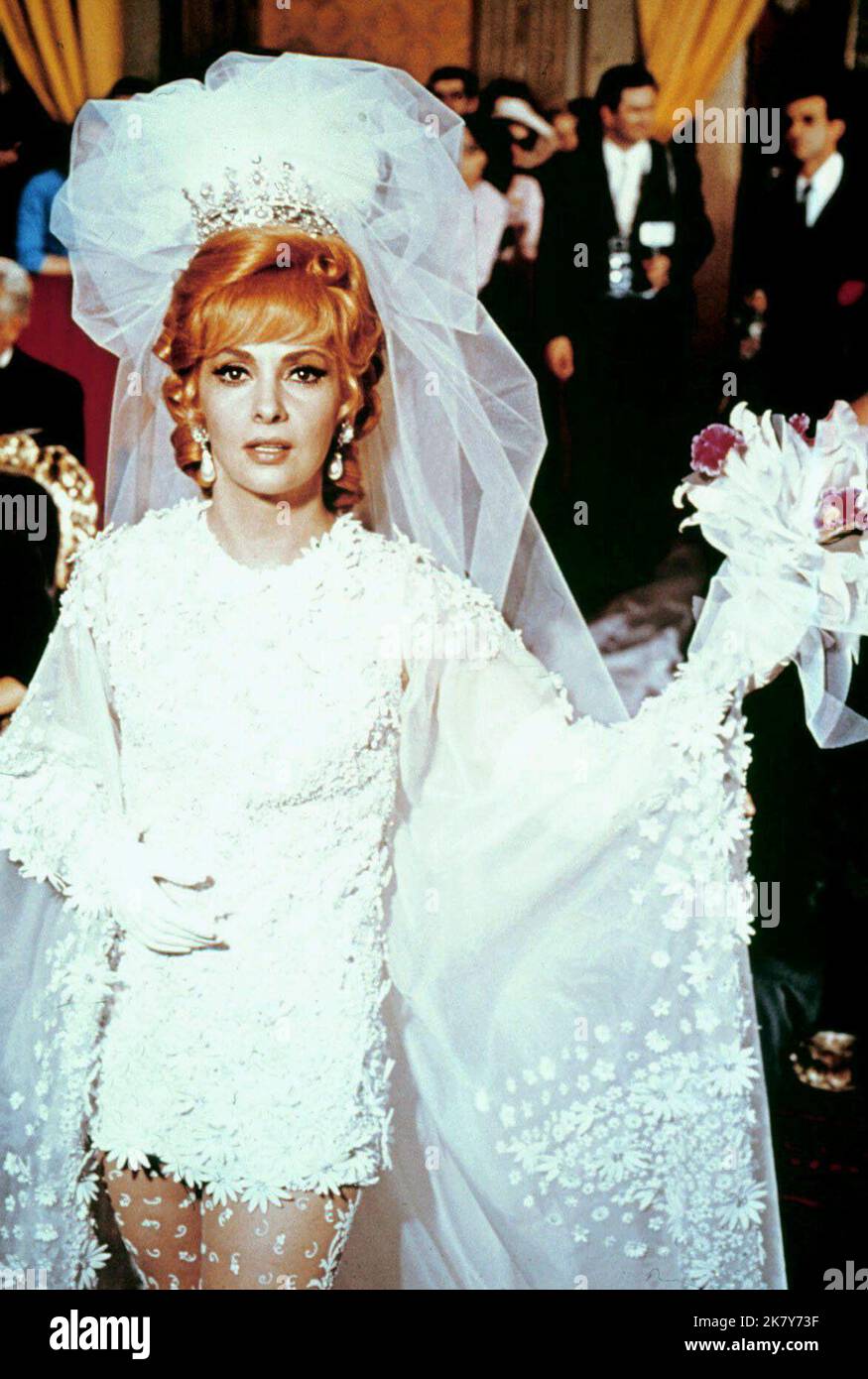 Gina Lollobrigida Film Stuntman (1967) Charaktere: Evelyn Lake Regie: Marcello Baldi 15. Mai 1968 **WARNUNG** dieses Foto ist nur für redaktionelle Zwecke bestimmt und unterliegt dem Urheberrecht von PARAMOUNT und/oder dem Fotografen, der von der Film- oder Produktionsgesellschaft beauftragt wurde, und kann nur durch Veröffentlichungen in Verbindung mit der Werbung für den oben genannten Film reproduziert werden. Es ist eine obligatorische Gutschrift bis ÜBERGEORDNETEN BETRAG erforderlich. Der Fotograf sollte ebenfalls angerechnet werden, wenn er bekannt ist. Ohne schriftliche Genehmigung der Film Company kann keine kommerzielle Nutzung gewährt werden. Stockfoto