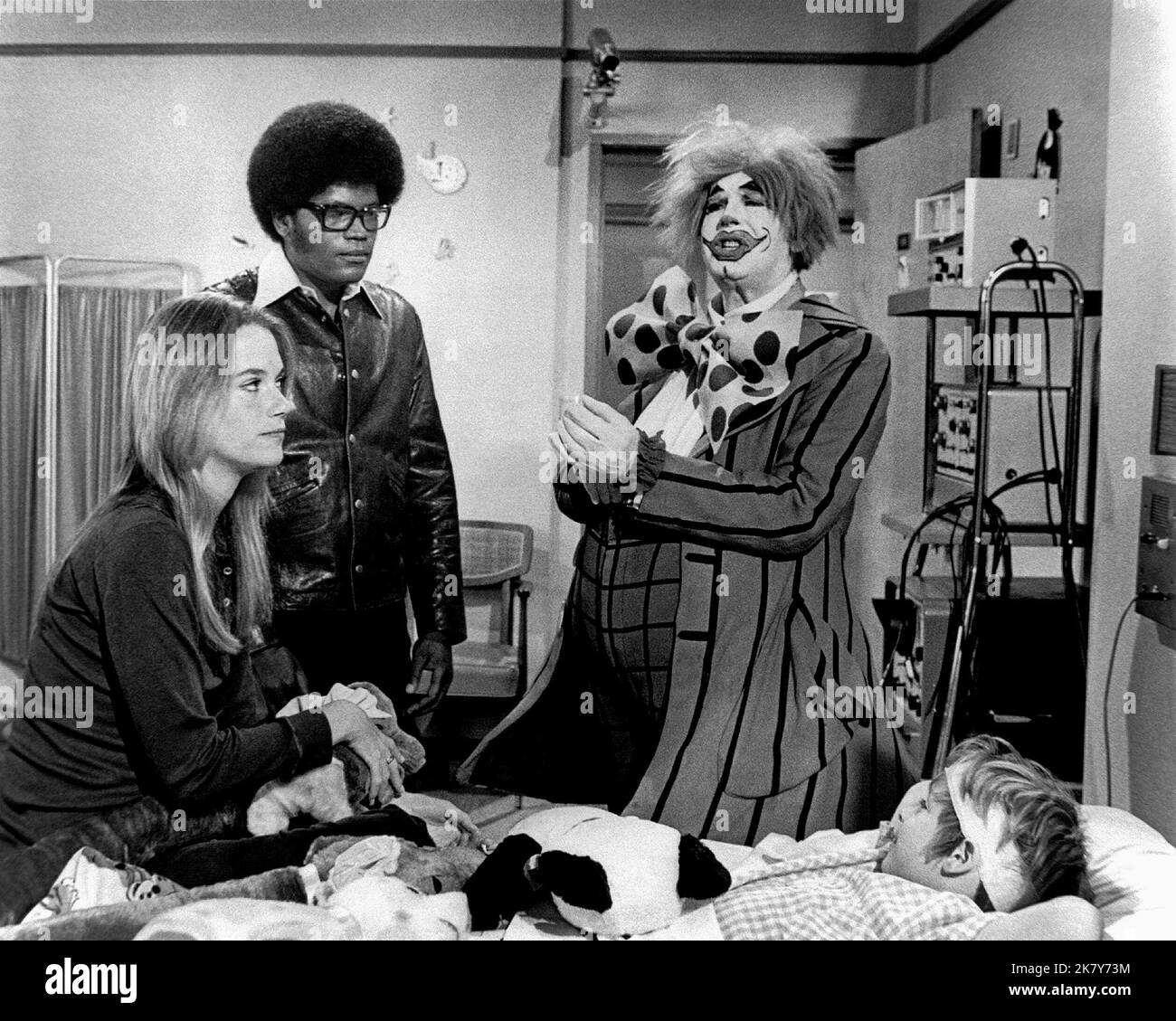 Peggy Lipton & Clarence Williams Iii Television: Mod Squad (TV-Serie) USA 1968–1973, 24. September 1968 **ACHTUNG** Dieses Foto ist nur für redaktionelle Verwendung bestimmt und unterliegt dem Copyright von THOMASSPELLING PRODUCTIONS und/oder des Fotografen, der von der Film- oder Produktionsfirma beauftragt wurde und kann nur durch Publikationen im Zusammenhang mit der Bewerbung des oben genannten Films reproduziert werden. Eine obligatorische Gutschrift für THOMASSPELLING-PRODUKTIONEN ist erforderlich. Der Fotograf sollte auch bei Bekanntwerden des Fotos gutgeschrieben werden. Ohne schriftliche Genehmigung der Film Company kann keine kommerzielle Nutzung gewährt werden. Stockfoto