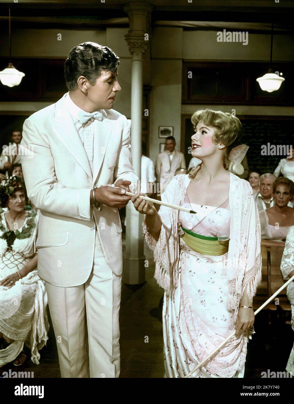 Robert Preston & Shirley Jones Film The Music man (1960) Charaktere: Harold Hill & Marian Paroo 19. Juni 1962 **WARNUNG** dieses Foto ist nur für redaktionelle Zwecke bestimmt und unterliegt dem Urheberrecht von WARNER BROS und/oder dem Fotografen, der von der Film or Production Company beauftragt wurde. Es kann nur durch Veröffentlichungen in Verbindung mit der Promotion des obigen Films reproduziert werden. Eine obligatorische Gutschrift für WARNER BROS ist erforderlich. Der Fotograf sollte ebenfalls angerechnet werden, wenn er bekannt ist. Ohne schriftliche Genehmigung der Film Company kann keine kommerzielle Nutzung gewährt werden. Stockfoto