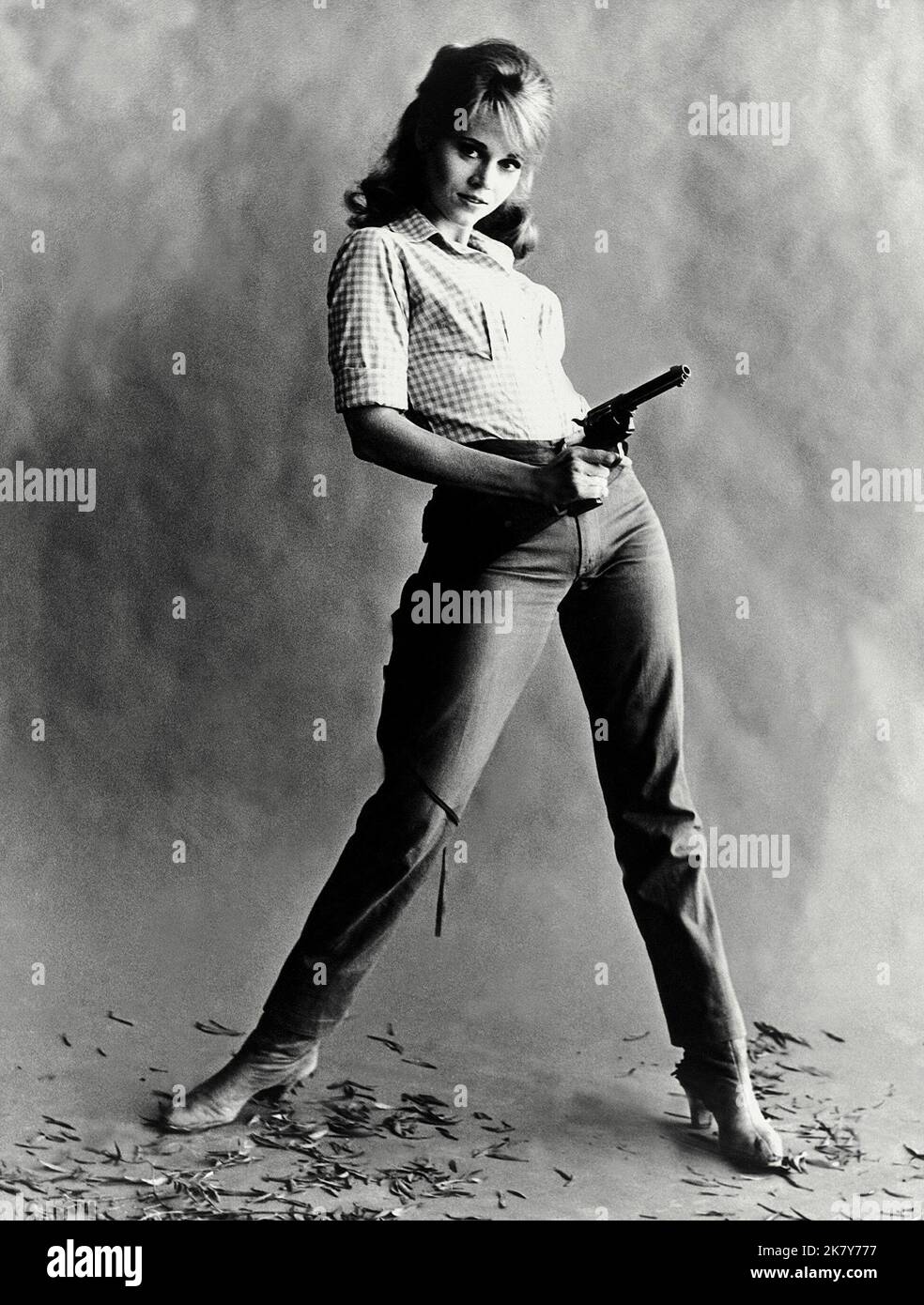 Jane Fonda Film Cat Ballou (1968) Charaktere: Catherine 'Cat' Ballou Regie: Elliot Silverstein 24. Juni 1965 **WARNUNG** dieses Foto ist nur für redaktionelle Zwecke bestimmt und unterliegt dem Copyright von COLUMBIA und/oder dem Fotografen, der von der Film- oder Produktionsgesellschaft beauftragt wurde. Es kann nur durch Veröffentlichungen in Verbindung mit der Werbung für den oben genannten Film reproduziert werden. Eine obligatorische Gutschrift für COLUMBIA ist erforderlich. Der Fotograf sollte ebenfalls angerechnet werden, wenn er bekannt ist. Ohne schriftliche Genehmigung der Film Company kann keine kommerzielle Nutzung gewährt werden. Stockfoto