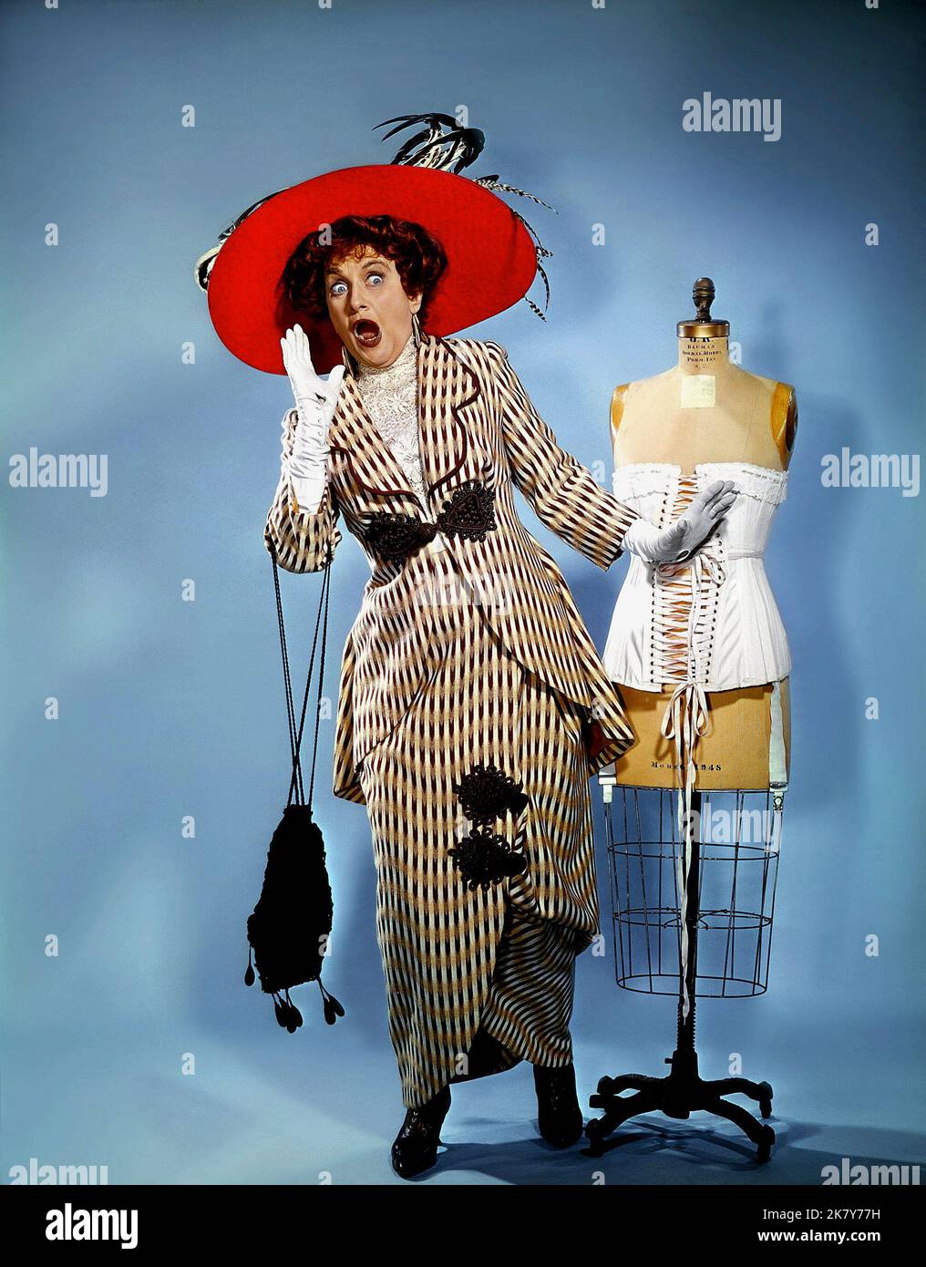 Hermoine Gingold Film The Music man (1962) 19. Juni 1962 **WARNUNG** dieses Foto ist nur für redaktionelle Zwecke bestimmt und unterliegt dem Urheberrecht von WARNER BROS und/oder dem von der Film- oder Produktionsgesellschaft beauftragten Fotografen und kann nur durch Veröffentlichungen in Verbindung mit der Werbung für den oben genannten Film reproduziert werden. Eine obligatorische Gutschrift für WARNER BROS ist erforderlich. Der Fotograf sollte ebenfalls angerechnet werden, wenn er bekannt ist. Ohne schriftliche Genehmigung der Film Company kann keine kommerzielle Nutzung gewährt werden. Stockfoto