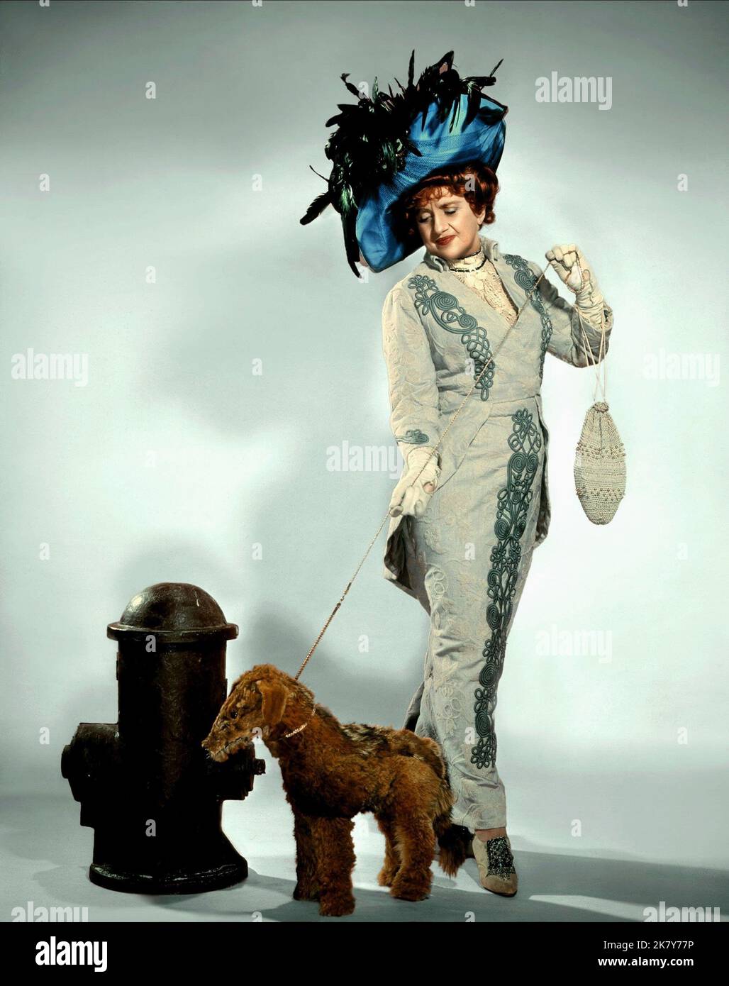 Hermoine Gingold & Dog Film The Music man (1960) 19. Juni 1962 **WARNUNG** dieses Foto ist nur für redaktionelle Zwecke bestimmt und unterliegt dem Urheberrecht von WARNER BROS und/oder dem von der Film- oder Produktionsgesellschaft beauftragten Fotografen und kann nur durch Veröffentlichungen in Verbindung mit der Werbung für den oben genannten Film reproduziert werden. Eine obligatorische Gutschrift für WARNER BROS ist erforderlich. Der Fotograf sollte ebenfalls angerechnet werden, wenn er bekannt ist. Ohne schriftliche Genehmigung der Film Company kann keine kommerzielle Nutzung gewährt werden. Stockfoto