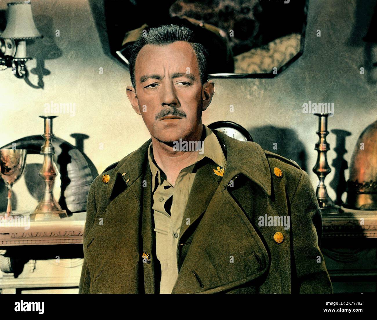 Alec Guinness Film Tunes of Glory (1960) Regie: Ronald Neame 20. Dezember 1960 **WARNUNG** dieses Foto ist nur für redaktionelle Zwecke bestimmt und unterliegt dem Urheberrecht von UNITED ARTISTS und/oder dem Fotografen, der von der Film or Production Company beauftragt wurde. Eine obligatorische Gutschrift für UNITED ARTISTS ist erforderlich. Der Fotograf sollte ebenfalls angerechnet werden, wenn er bekannt ist. Ohne schriftliche Genehmigung der Film Company kann keine kommerzielle Nutzung gewährt werden. Stockfoto