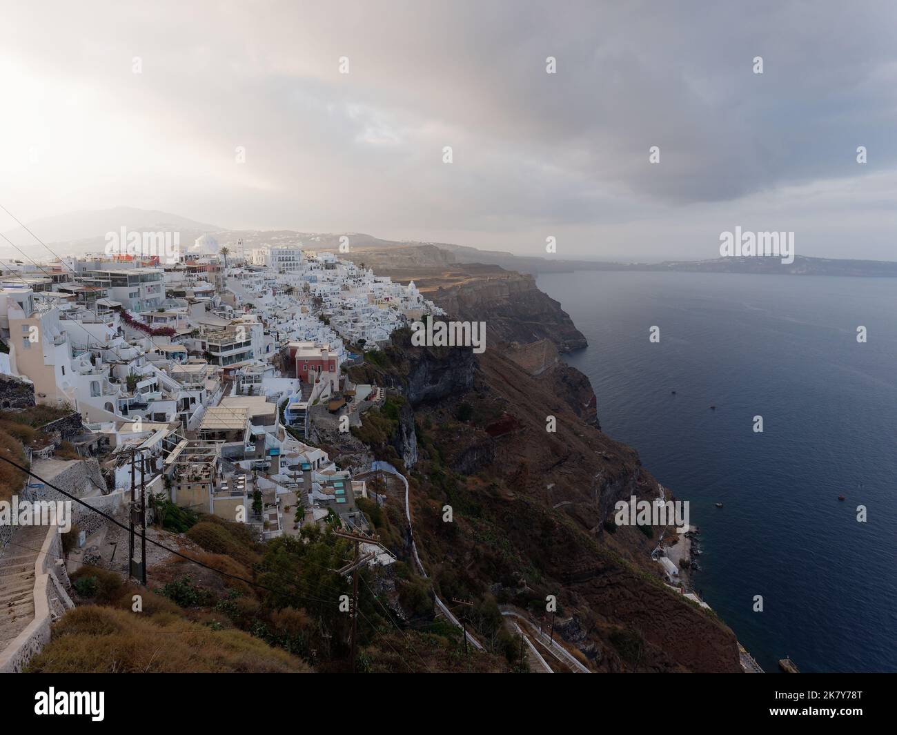 Blick auf Caldera auf die griechische Kykladen-Insel Santorin in der Ägäis. Stockfoto