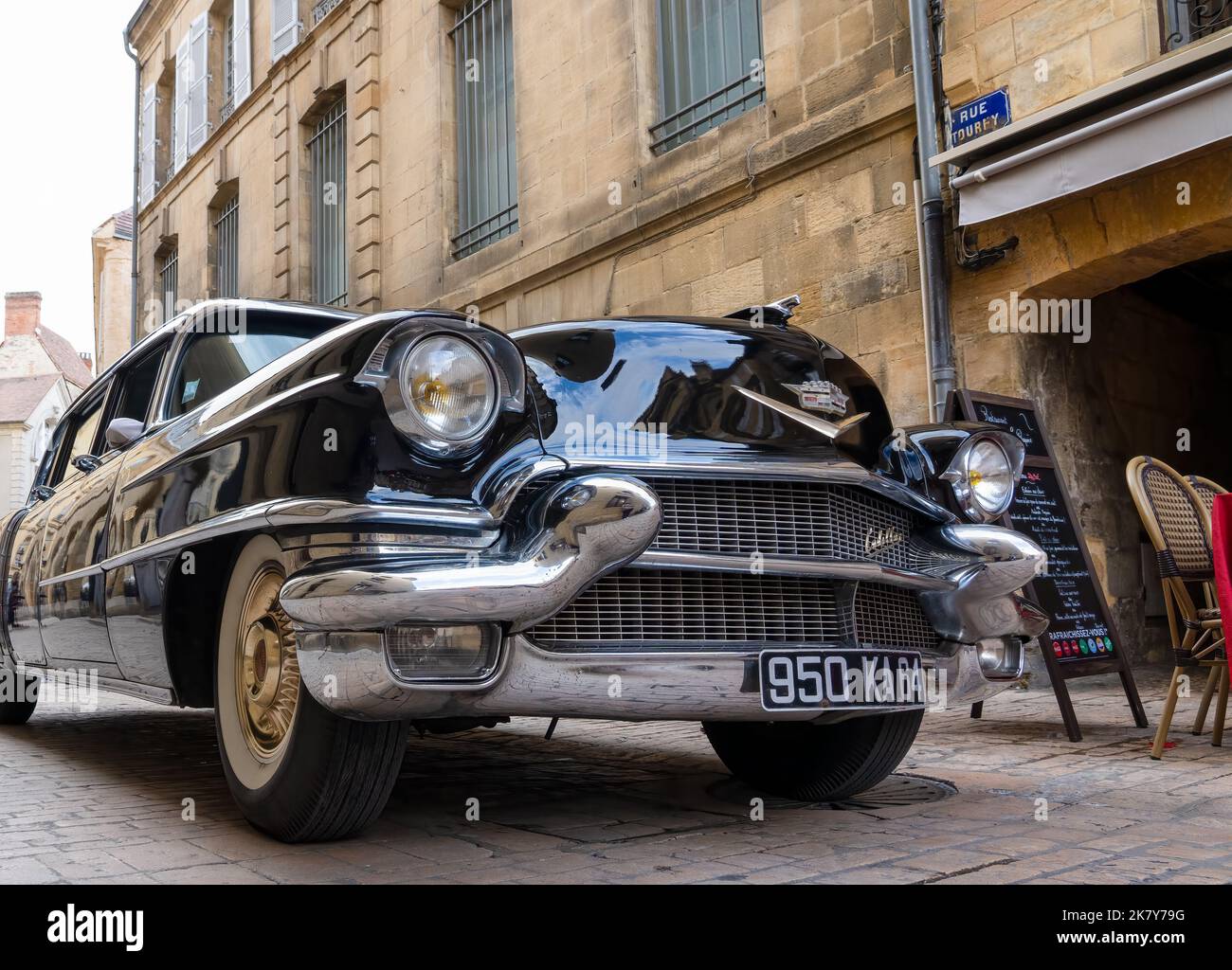 Ein klassischer America Cadillac Fleetwood wartet auf den Eintritt zur Oldtimer- und Fahrradmesse im Stadtzentrum von Sarlat-la-Caneda Stockfoto