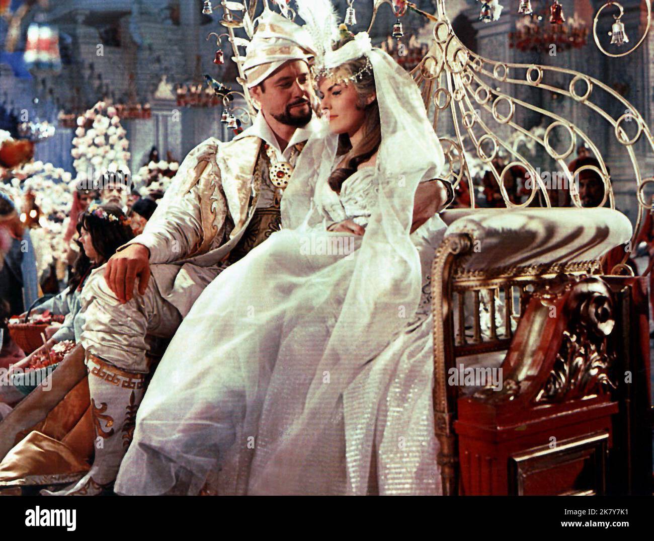 Pedro Armendariz & Heidi Bruhl Film: Captain Sindbad (1963) Regie: Byron Haskin 13. April 1963 **WARNUNG** Dieses Foto ist nur für redaktionelle Verwendung bestimmt und unterliegt dem Copyright von METRO-GOLDWYN-MAYER und/oder des Fotografen, der von der Film- oder Produktionsfirma beauftragt wurde und darf nur durch Publikationen im Zusammenhang mit der Bewerbung des oben genannten Films reproduziert werden. Eine obligatorische Gutschrift an METRO-GOLDWYN-MAYER ist erforderlich. Der Fotograf sollte auch bei Bekanntwerden des Fotos gutgeschrieben werden. Ohne schriftliche Genehmigung der Film Company kann keine kommerzielle Nutzung gewährt werden. Stockfoto