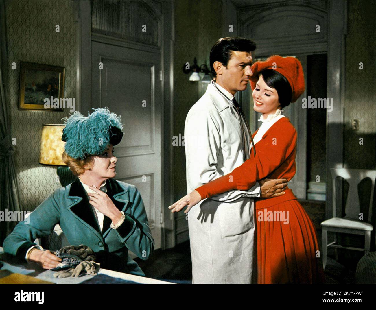 Geraldine Page, Laurence Harvey & Pamela Tiffin Film: Summer And Smoke (1965) Charaktere: Alma Winemiller,John Buchanan, Jr & Nellie Ewell Regie: Peter Glenville 16. November 1961 **WARNUNG** Dieses Foto ist nur für redaktionelle Zwecke bestimmt und unterliegt dem Copyright von PARAMOUNT und/oder des Fotografen, der von der Film- oder Produktionsfirma beauftragt wurde und darf nur von Publikationen im Zusammenhang mit der Bewerbung des oben genannten Films reproduziert werden. Eine obligatorische Gutschrift an PARAMOUNT ist erforderlich. Der Fotograf sollte auch bei Bekanntwerden des Fotos gutgeschrieben werden. Eine kommerzielle Nutzung kann ohne schriftliche Genehmigung von Th Stockfoto