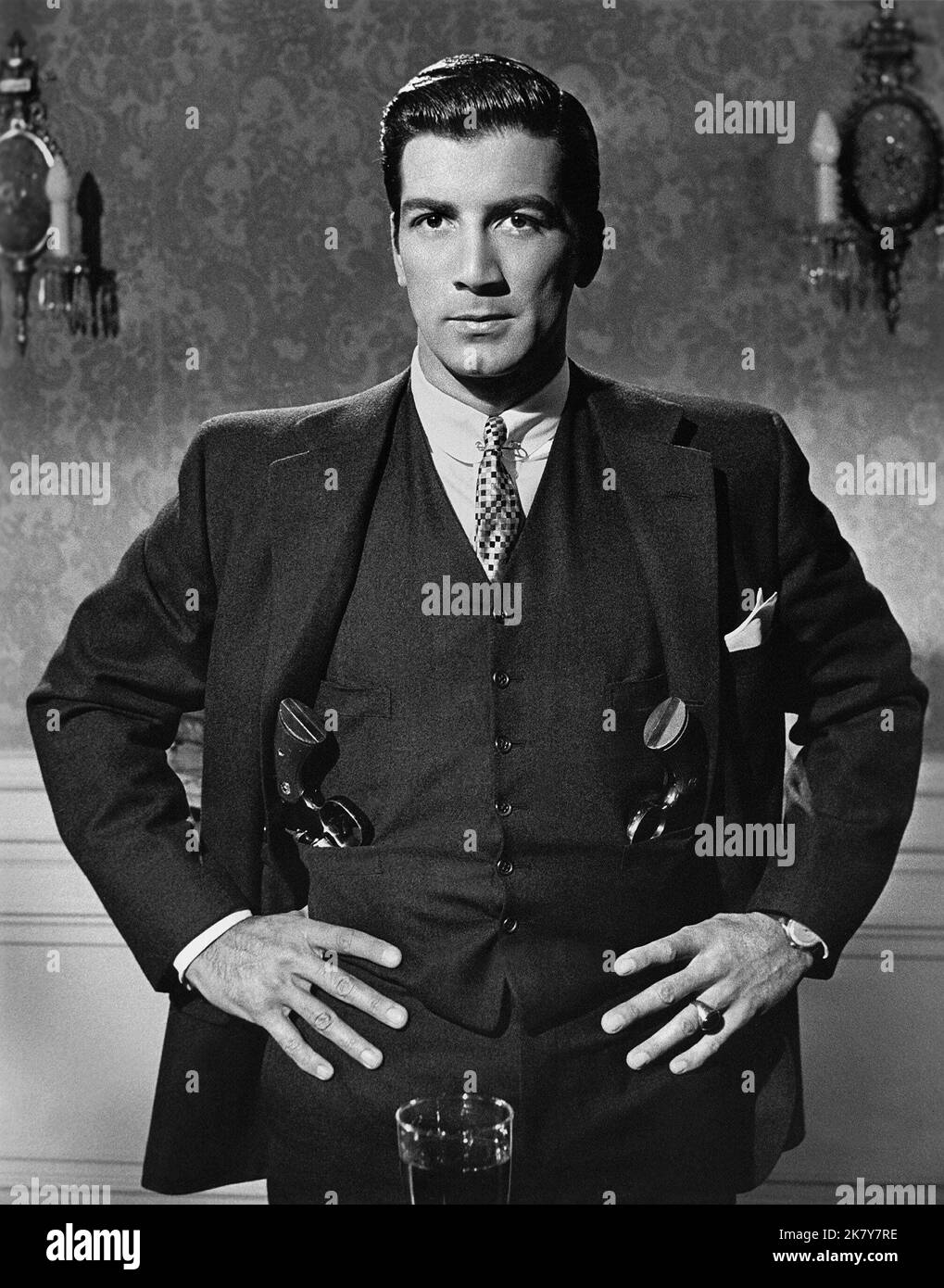 Ray Danton Film Portrait of A Mobster (1964) Charaktere: 'Legs' Diamond Regie: Joseph Pevney 19. April 1961 **WARNUNG** dieses Foto ist nur für redaktionelle Zwecke bestimmt und unterliegt dem Copyright von WARNER BROS und/oder dem Fotografen, der von der Film- oder Produktionsgesellschaft beauftragt wurde. Es kann nur durch Veröffentlichungen in Verbindung mit der Werbung für den obigen Film reproduziert werden. Eine obligatorische Gutschrift für WARNER BROS ist erforderlich. Der Fotograf sollte ebenfalls angerechnet werden, wenn er bekannt ist. Ohne schriftliche Genehmigung der Film Company kann keine kommerzielle Nutzung gewährt werden. Stockfoto