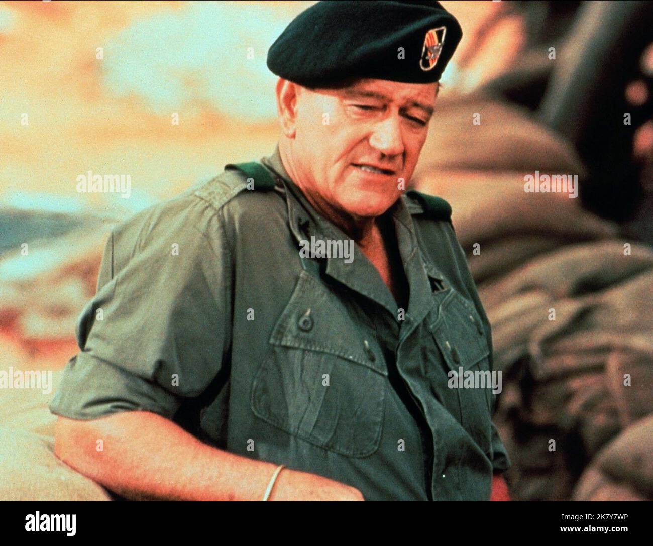 John Wayne Film The Green Berets (1969) Charaktere: Oberst Mike Kirby Regie: Ray Kellogg 04. Juli 1968 **WARNUNG** dieses Foto ist nur für redaktionelle Zwecke bestimmt und unterliegt dem Urheberrecht von WARNER SEVEN ARTS und/oder dem Fotografen, der von der Film or Production Company beauftragt wurde. Eine obligatorische Gutschrift für WARNER SEVEN ARTS ist erforderlich. Der Fotograf sollte ebenfalls angerechnet werden, wenn er bekannt ist. Ohne schriftliche Genehmigung der Film Company kann keine kommerzielle Nutzung gewährt werden. Stockfoto