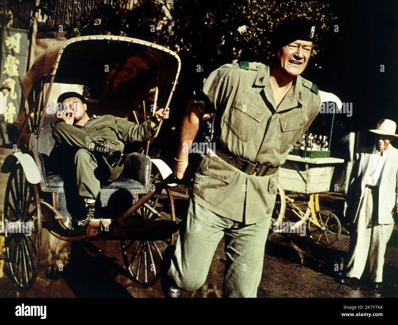 John Wayne Film: The Green Berets (1968) Charaktere: Col. Mike Kirby Regie: Ray Kellogg 04 July 1968 **WARNUNG** Dieses Foto ist nur für den redaktionellen Gebrauch bestimmt und unterliegt dem Copyright von WARNER SEVEN ARTS und/oder des Fotografen, der von der Film- oder Produktionsfirma beauftragt wurde, und kann nur von Publikationen im Zusammenhang mit der Bewerbung des oben genannten Films reproduziert werden. Eine obligatorische Gutschrift an WARNER SEVEN ARTS ist erforderlich. Der Fotograf sollte auch bei Bekanntwerden des Fotos gutgeschrieben werden. Ohne schriftliche Genehmigung der Film Company kann keine kommerzielle Nutzung gewährt werden. Stockfoto