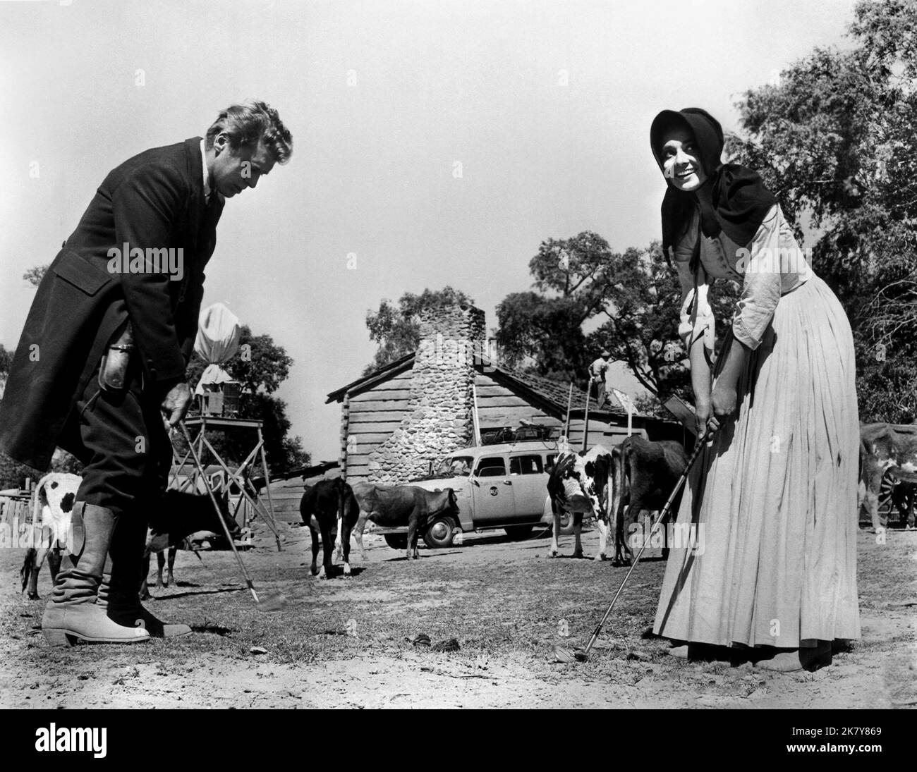 Burt Lancaster & Audrey Hepburn Film: The Unforgiven (1968) Charaktere: Ben Zachary & Rachel Zachary Regie: John Huston, 06. April 1960 **WARNUNG** Dieses Foto ist nur für redaktionelle Verwendung bestimmt und unterliegt dem Copyright von UNITED ARTISTS und/oder dem von der Film- oder Produktionsfirma beauftragten Fotografen und kann nur von Publikationen im Zusammenhang mit der Bewerbung des oben genannten Films reproduziert werden. Eine obligatorische Gutschrift für UNITED ARTISTS ist erforderlich. Der Fotograf sollte auch bei Bekanntwerden des Fotos gutgeschrieben werden. Ohne schriftliche Genehmigung der Film Company kann keine kommerzielle Nutzung gewährt werden. Stockfoto