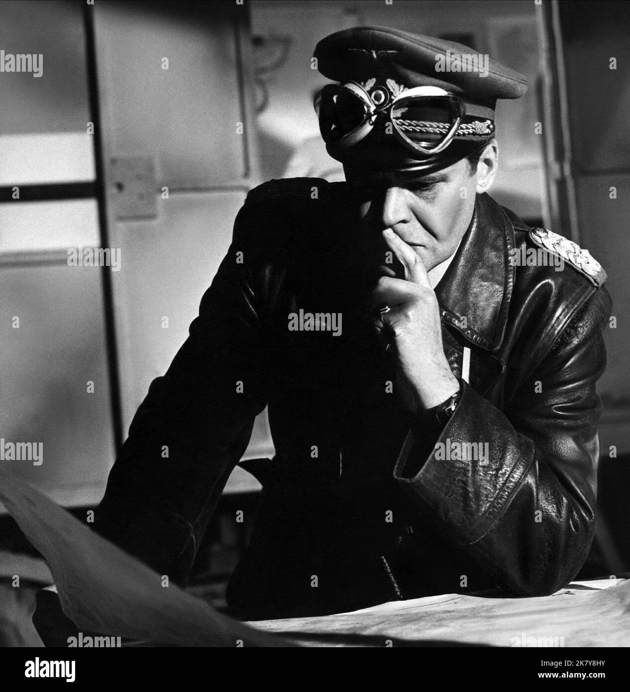 Albert Levine Film Foxhole in Cairo (UK 1960) / Literaturver Filmung (basierend auf dem Buch von Leonard Mosley) Regie: John Llewellyn Moxey 04. Oktober 1960 **WARNUNG** dieses Foto ist nur für redaktionelle Zwecke bestimmt und unterliegt dem Copyright von OMNIA Films und/oder dem von der Film or Production Company beauftragten Fotografen und kann nur durch Veröffentlichungen in Verbindung mit der Werbung für den oben genannten Film reproduziert werden. Eine obligatorische Gutschrift für OMNIA Films ist erforderlich. Der Fotograf sollte ebenfalls angerechnet werden, wenn er bekannt ist. Ohne schriftliche Genehmigung der Film Company kann keine kommerzielle Nutzung gewährt werden. Stockfoto