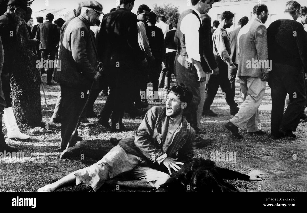 Sotiris Moustakas & Irene Papas Film: Zorba der Grieche; Alexis Sorbas (USA/UK/GR 1964) Charaktere: Mimithos & Widow Regie: Mihalis Kakogiannis, Regie: Michael Cacoyannis 14 December 1964 **WARNUNG** Dieses Foto ist nur für den redaktionellen Gebrauch bestimmt und unterliegt dem Copyright von 20. CENTURY FOX und/oder des Fotografen, der von der Film- oder Produktionsfirma beauftragt wurde und darf nur durch Publikationen im Zusammenhang mit der Bewerbung des oben genannten Films reproduziert werden. Eine obligatorische Gutschrift an 20. CENTURY FOX ist erforderlich. Der Fotograf sollte auch bei Bekanntwerden des Fotos gutgeschrieben werden. Ohne Writ kann keine kommerzielle Nutzung gewährt werden Stockfoto