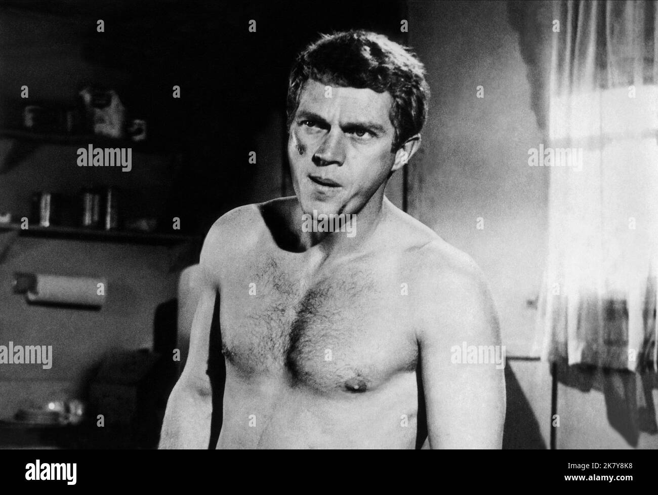 Steve Mcqueen Film: Baby The Rain Must Fall (1965) Charaktere: Henry Thomas Regie: Robert Mulligan 12 January 1965 **WARNUNG** Dieses Foto ist nur für den redaktionellen Gebrauch bestimmt und unterliegt dem Copyright von CANNON und/oder dem von der Film- oder Produktionsfirma beauftragten Fotografen.Es kann nur von Publikationen im Zusammenhang mit der Bewerbung des oben genannten Films reproduziert werden. Eine obligatorische Gutschrift für CANNON ist erforderlich. Der Fotograf sollte auch bei Bekanntwerden des Fotos gutgeschrieben werden. Ohne schriftliche Genehmigung der Film Company kann keine kommerzielle Nutzung gewährt werden. Stockfoto