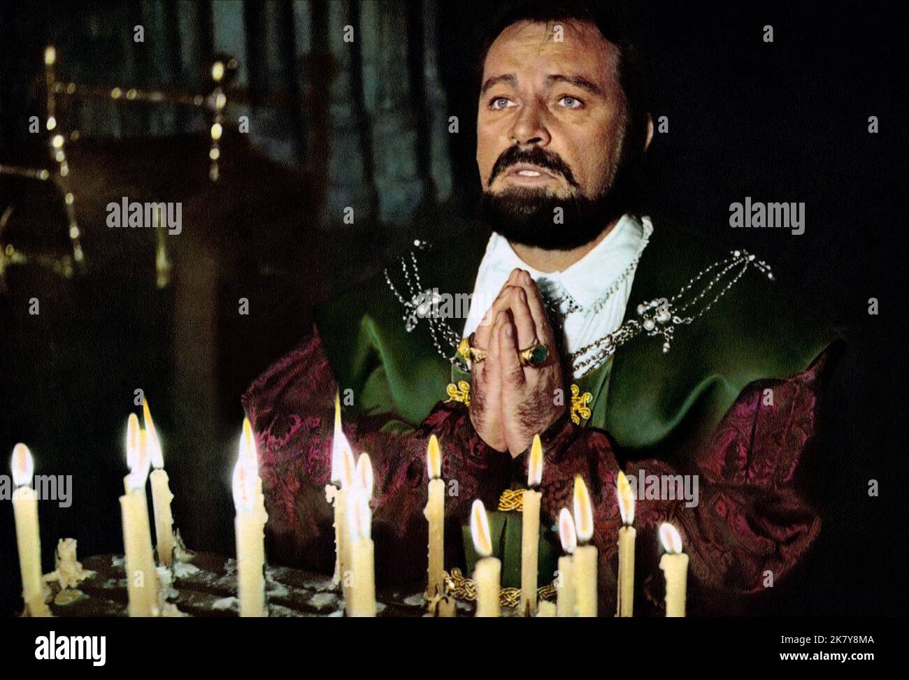 Richard Burton Film: Anne of the Thousand Days (1967) Charaktere: King Henry VIII Regie: Charles Jarrott 18 December 1969 **WARNUNG** Dieses Foto ist nur für redaktionelle Verwendung bestimmt und unterliegt dem Copyright von UNIVERSAL und/oder dem Fotografen, der von der Film- oder Produktionsfirma beauftragt wurde und darf nur von Publikationen im Zusammenhang mit der Bewerbung des oben genannten Films reproduziert werden. Eine obligatorische Gutschrift an UNIVERSAL ist erforderlich. Der Fotograf sollte auch bei Bekanntwerden des Fotos gutgeschrieben werden. Ohne schriftliche Genehmigung der Film Company kann keine kommerzielle Nutzung gewährt werden. Stockfoto