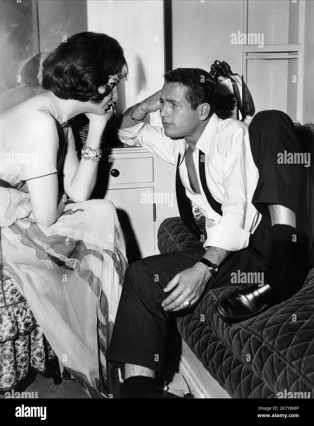 Geraldine Page & Paul Newman Film: Sweet Bird of Youth (USA 1962) Charaktere: Alexandra Del Lago & Chance Wayne / Literaturverfilmung (nach dem Theaterstück von Tennessee Williams) Regie: Richard Brooks 21 March 1962 **WARNUNG** Dieses Foto ist nur für den redaktionellen Gebrauch und das Copyright von ROXBURY PRODUCTIONS INC Und/oder den Fotografen, der vom Film- oder Produktionsunternehmen beauftragt wurde und nur durch Publikationen im Zusammenhang mit der Bewerbung des oben genannten Films reproduziert werden kann. Eine obligatorische Gutschrift an ROXBURY PRODUCTIONS INC Ist erforderlich. Der Fotograf sollte auch bei Bekanntwerden des Fotos gutgeschrieben werden. Nein Stockfoto