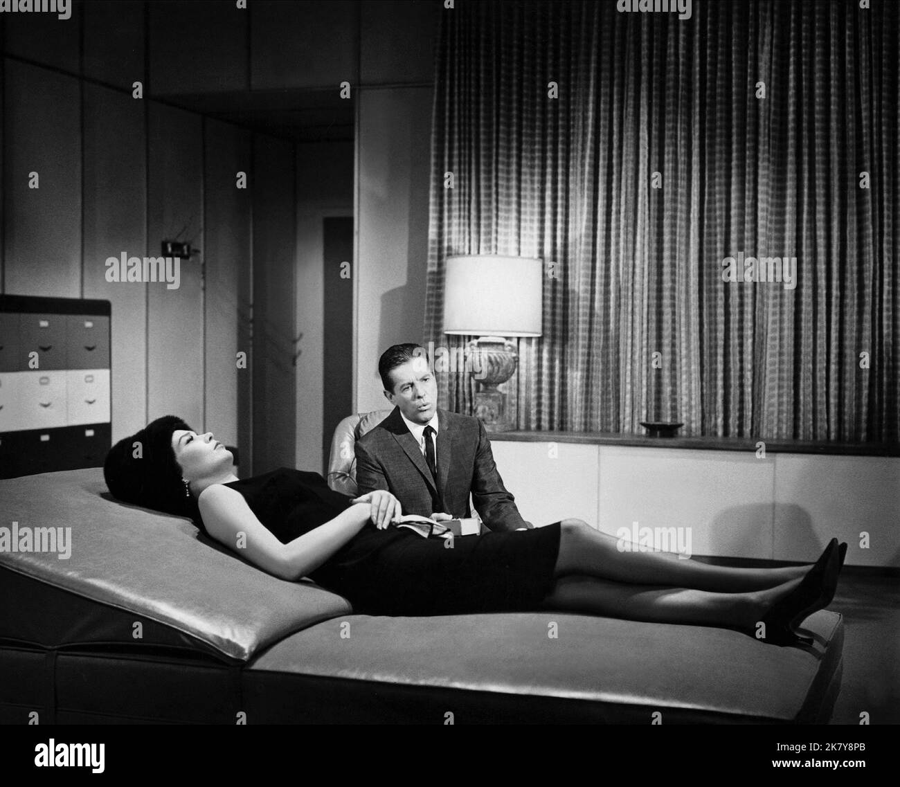 Shirley Maclaine & Robert Cummings Film: What A Way to Go (1964) Charaktere: Louisa May Foster & Dr. Victor Stephanson (als Bob Cummings) Regie: J. Lee Thompson 12 May 1964 **WARNUNG** Dieses Foto ist nur für den redaktionellen Gebrauch bestimmt und unterliegt dem Copyright von 20. CENTURY FOX und/oder des Fotografen, der von der Film- oder Produktionsfirma beauftragt wurde, und kann nur durch Publikationen im Zusammenhang mit der Bewerbung des oben genannten Films reproduziert werden. Eine obligatorische Gutschrift an 20. CENTURY FOX ist erforderlich. Der Fotograf sollte auch bei Bekanntwerden des Fotos gutgeschrieben werden. Ohne schriftliche Genehmigung kann keine kommerzielle Nutzung gewährt werden Stockfoto