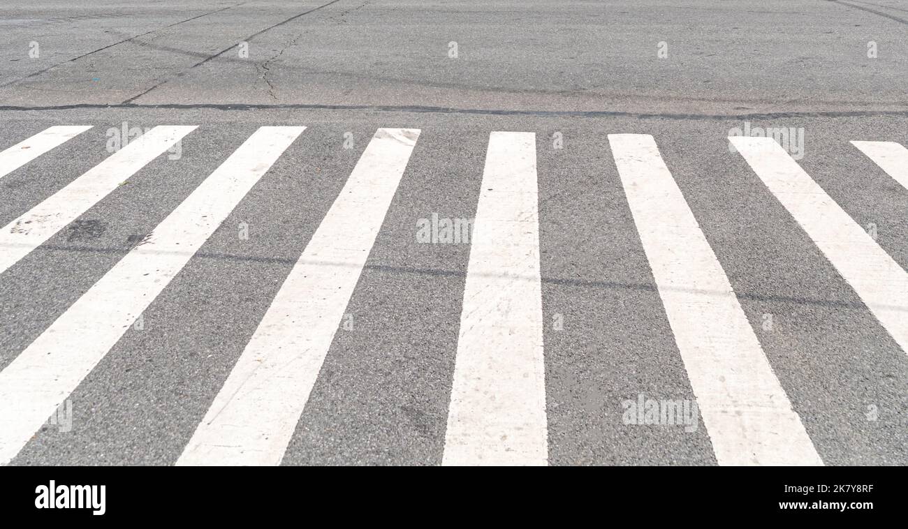 Die klassischen weißen Crosswalk-Streifen sind ein bisschen wie Klaviertasten Stockfoto