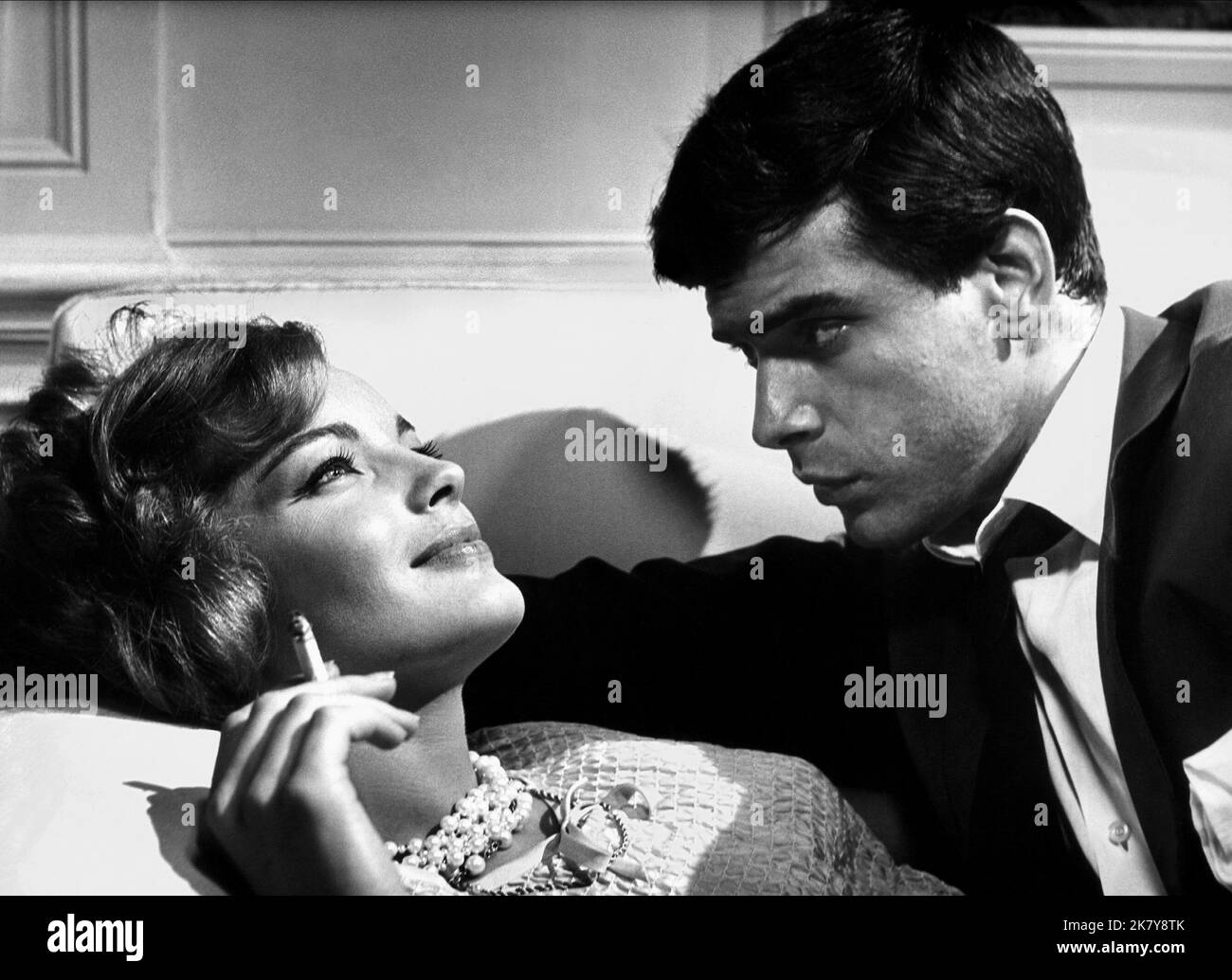 Romy Schneider & Tomas Milian Film: Boccacio '70 (EPISODENFILM) Charaktere: Pupe (Segment 'Il lavoro') & Conte Ottavio (Segment 'Il lavoro') (als Thomas Milian) IT/Fr 1962, Regie: Luchino Visconti 22 February 1962 **WARNUNG** Dieses Foto ist nur für den redaktionellen Gebrauch bestimmt und unterliegt dem Copyright der VON der Film- oder Produktionsfirma beauftragten FOTOS DER BOTSCHAFT und/oder des Fotografen und kann nur durch Publikationen im Zusammenhang mit der Bewerbung des oben genannten Films reproduziert werden. Eine obligatorische Gutschrift für FOTOS DER BOTSCHAFT ist erforderlich. Der Fotograf sollte auch bei Bekanntwerden des Fotos gutgeschrieben werden. Eine kommerzielle Nutzung ist nicht möglich Stockfoto