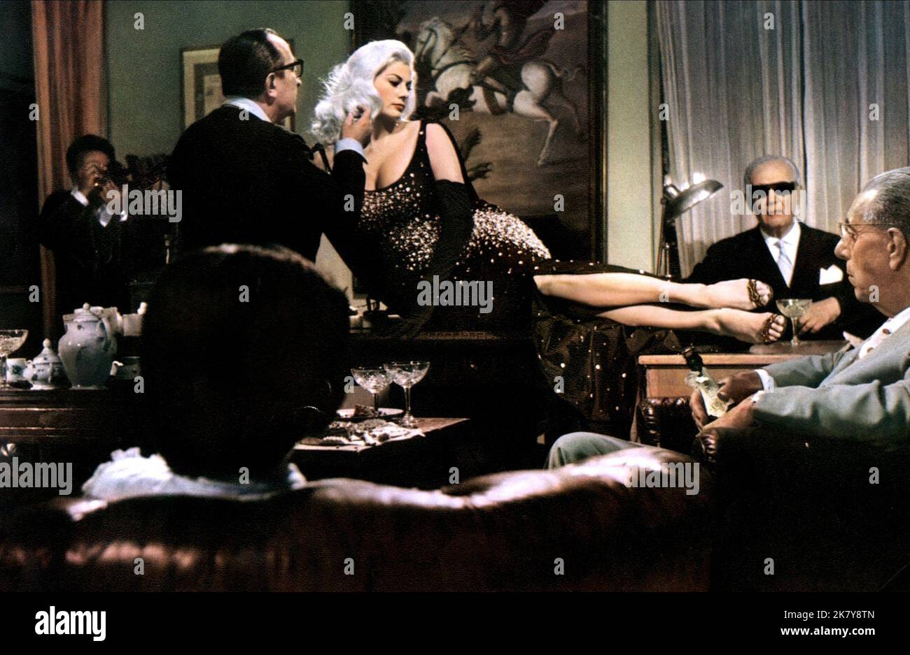 Anita Ekberg Film: Boccacio '70 (EPISODENFILL) Charaktere: Anita (Segment 'Le tentazioni del dottor Antonio') IT/Fr 1962, Regie: Federico Fellini 22 February 1962 **WARNUNG** Dieses Foto ist nur für den redaktionellen Gebrauch bestimmt und unterliegt dem Copyright der VON der Film- oder Produktionsfirma beauftragten FOTOS DER BOTSCHAFT und/oder des Fotografen und kann nur von Publikationen im Zusammenhang mit der Bewerbung des oben genannten Films reproduziert werden. Eine obligatorische Gutschrift für FOTOS DER BOTSCHAFT ist erforderlich. Der Fotograf sollte auch bei Bekanntwerden des Fotos gutgeschrieben werden. Ohne schriftliche Genehmigung der Film Co. Kann keine kommerzielle Nutzung gewährt werden Stockfoto