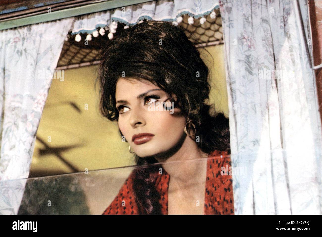 Sophia Loren Film Boccaccio '70 (EPISODEN Film) Charaktere: Zoe (Segment 'La riffa') IT/FR 1962, Regie: Vittorio de Sica 22. Februar 1962 **WARNUNG** dieses Foto ist nur für redaktionelle Zwecke bestimmt und unterliegt dem Urheberrecht von BOTSCHAFTSBILDERN und/oder dem Fotografen, der von der Film- oder Produktionsgesellschaft zugewiesen wurde. Eine obligatorische Gutschrift für BILDER DER BOTSCHAFT ist erforderlich. Der Fotograf sollte ebenfalls angerechnet werden, wenn er bekannt ist. Ohne schriftliche Genehmigung der Film Company kann keine kommerzielle Nutzung gewährt werden. Stockfoto