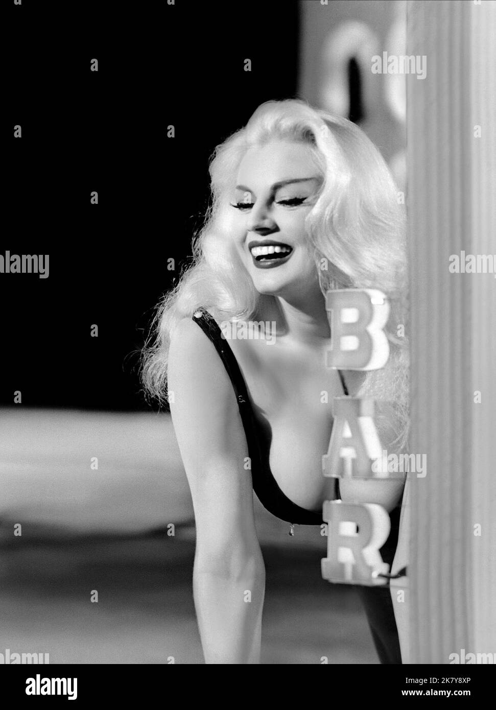 Anita Ekberg Film: Boccacio '70 (EPISODENFILL) Charaktere: Anita (Segment 'Le tentazioni del dottor Antonio') IT/Fr 1962, Regie: Federico Fellini 22 February 1962 **WARNUNG** Dieses Foto ist nur für den redaktionellen Gebrauch bestimmt und unterliegt dem Copyright der VON der Film- oder Produktionsfirma beauftragten FOTOS DER BOTSCHAFT und/oder des Fotografen und kann nur von Publikationen im Zusammenhang mit der Bewerbung des oben genannten Films reproduziert werden. Eine obligatorische Gutschrift für FOTOS DER BOTSCHAFT ist erforderlich. Der Fotograf sollte auch bei Bekanntwerden des Fotos gutgeschrieben werden. Ohne schriftliche Genehmigung der Film Co. Kann keine kommerzielle Nutzung gewährt werden Stockfoto