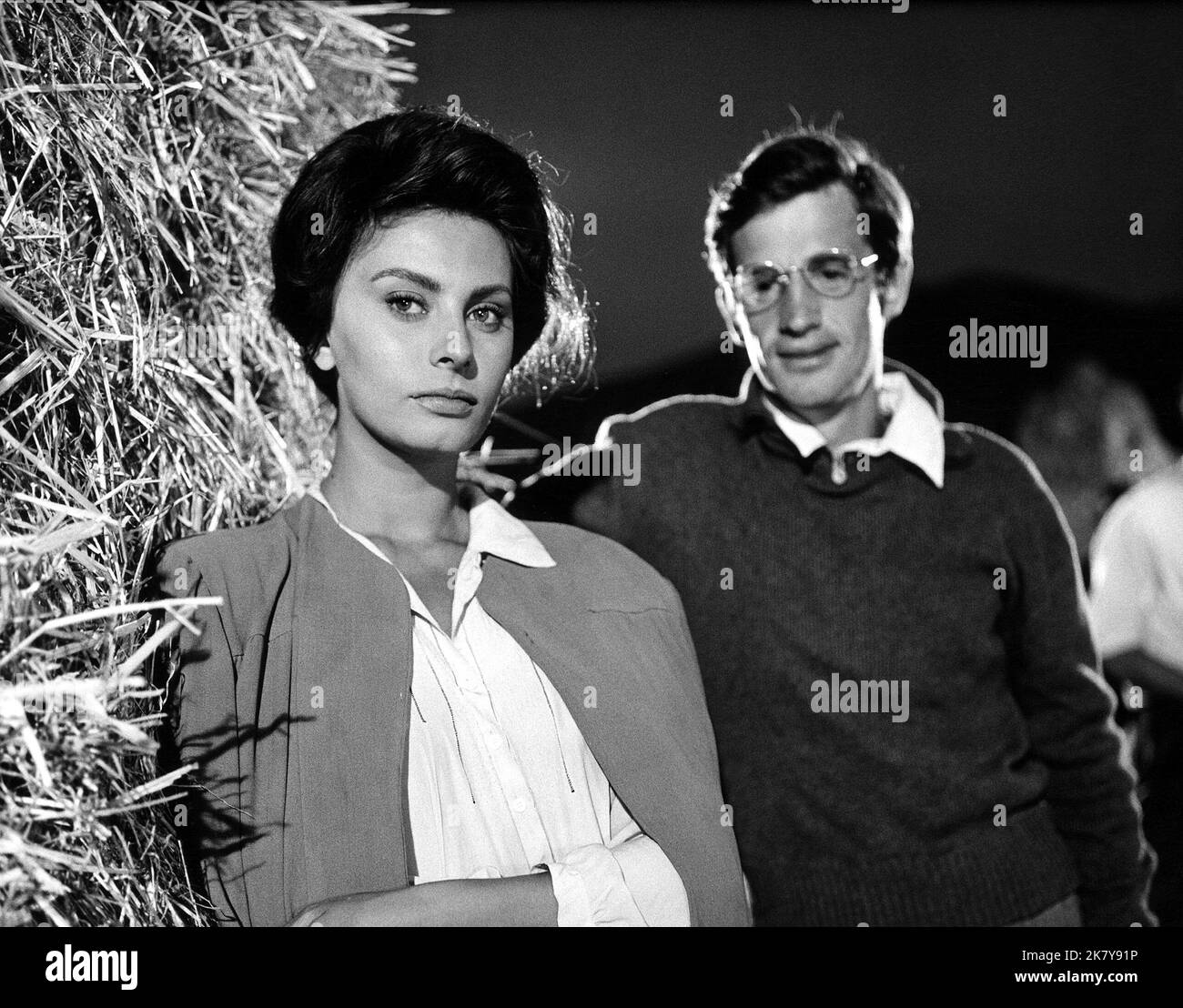 Sophia Loren & Jean-Paul Belmondo Film: Two Women (La ciociara) Charaktere: Cesira & Michele Di Libero (As Jean Paul Belmondo) IT/Fr 1960, Regie: Vittorio De Sica 23 December 1960 **WARNUNG** Dieses Foto ist nur für redaktionelle Verwendung bestimmt und unterliegt dem Copyright der BOTSCHAFT und/oder des Fotografen, der von der Film- oder Produktionsfirma beauftragt wurde, und kann nur von Publikationen im Zusammenhang mit der Bewerbung des oben genannten Films reproduziert werden. Eine obligatorische Gutschrift an DIE BOTSCHAFT ist erforderlich. Der Fotograf sollte auch bei Bekanntwerden des Fotos gutgeschrieben werden. Ohne schriftliche Genehmigung des F kann keine kommerzielle Nutzung gewährt werden Stockfoto