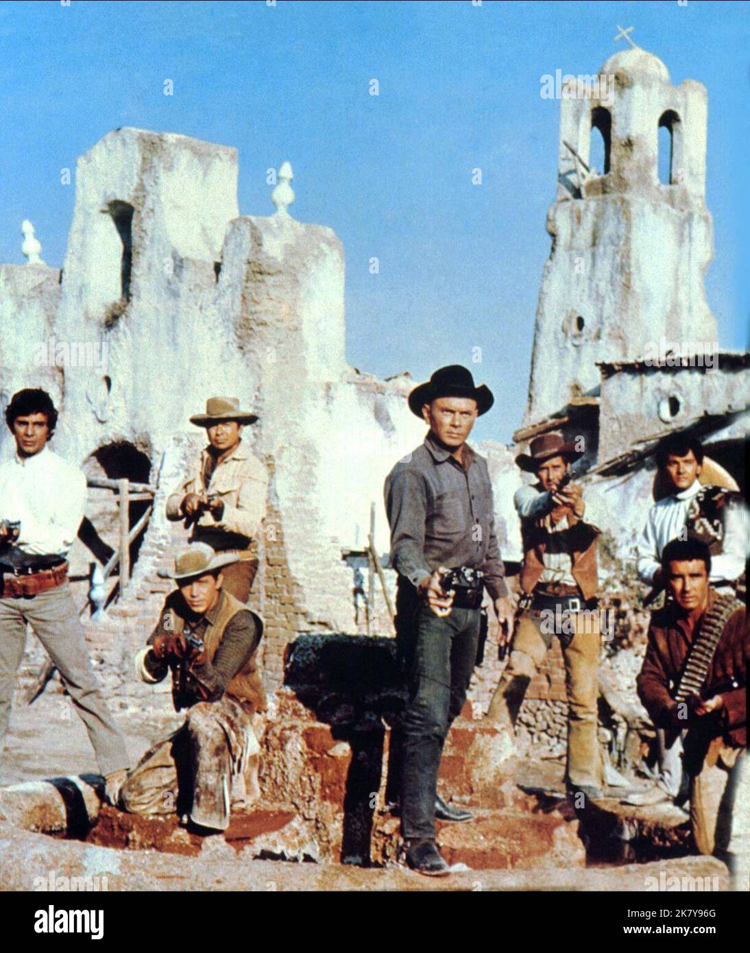 Jordan Christopher, Warren Oates, Robert Fuller, Yul Brynner, Julian Mateos, Virgilio Texeira & Claude Atkins Film: Die Rückkehr Des Magnificent 7; Die Rückkehr Der Magnificent Seven (1966) Charaktere: Manuel,Colbee,Vin,Chris Adams, & Regie: Burt Kennedy 19 October 1966 **WARNUNG** Dieses Foto ist nur für redaktionelle Zwecke bestimmt und unterliegt dem Copyright von UNITED A und/oder des Fotografen, die von der Film- oder Produktionsfirma beauftragt wurden, und kann nur von Publikationen im Zusammenhang mit der Bewerbung des oben genannten Films reproduziert werden. Eine obligatorische Gutschrift an UNITED A ist erforderlich. Der Fotograf sollte auch CR sein Stockfoto